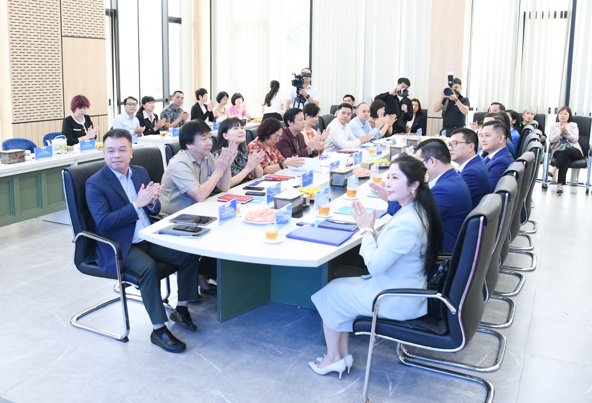 Quang cảnh lễ k&yacute; kết giữa B&aacute;o TNTP&NĐ v&agrave; Hệ thống