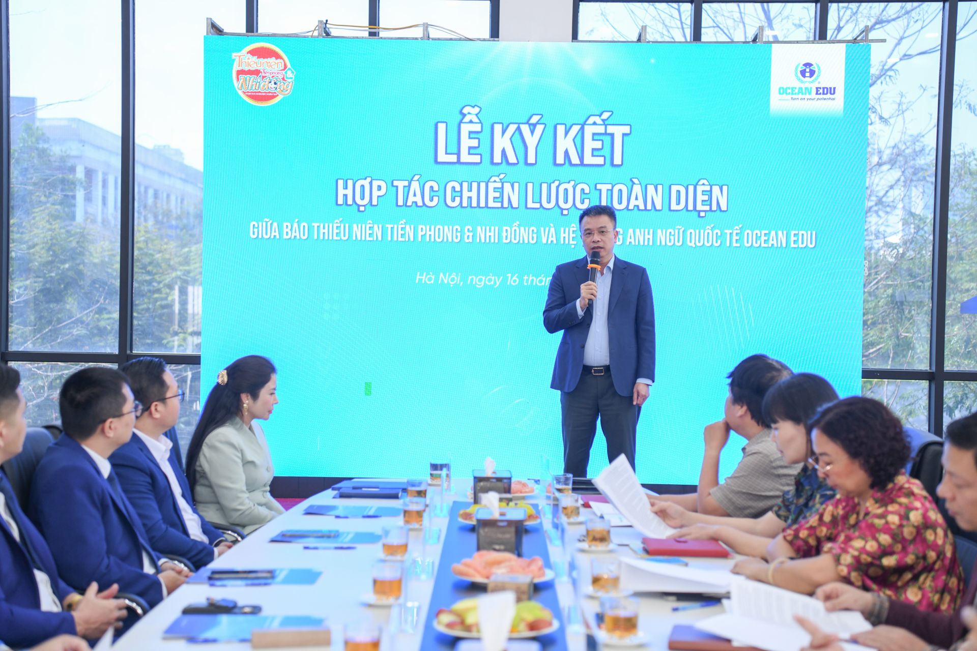 Nh&agrave; văn, nh&agrave; b&aacute;o Nguyễn Phan Khu&ecirc; ph&aacute;t biểu tại chương tr&igrave;nh.