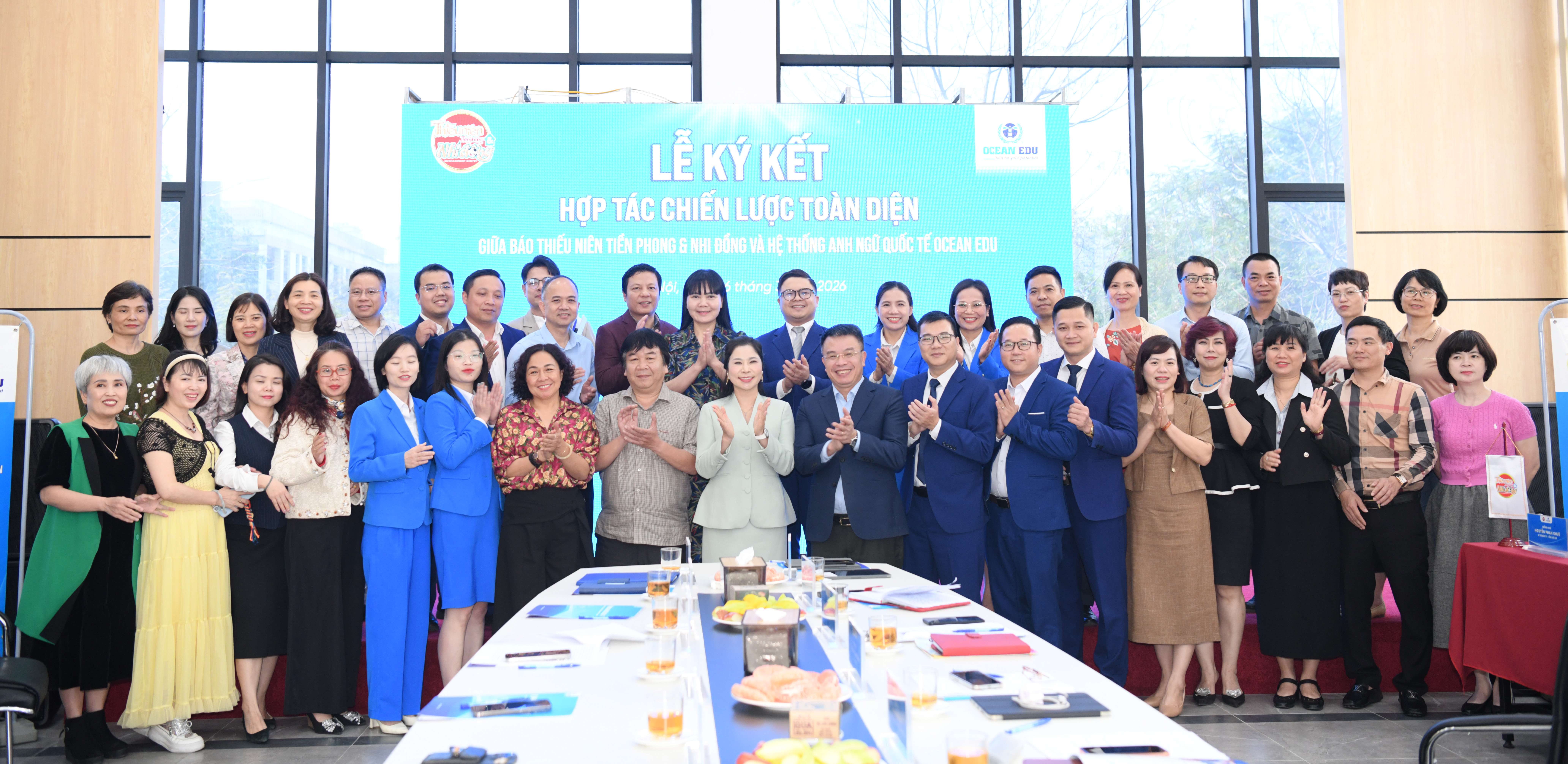 C&aacute;c đại biểu chụp ảnh lưu niệm tại chương tr&igrave;nh.