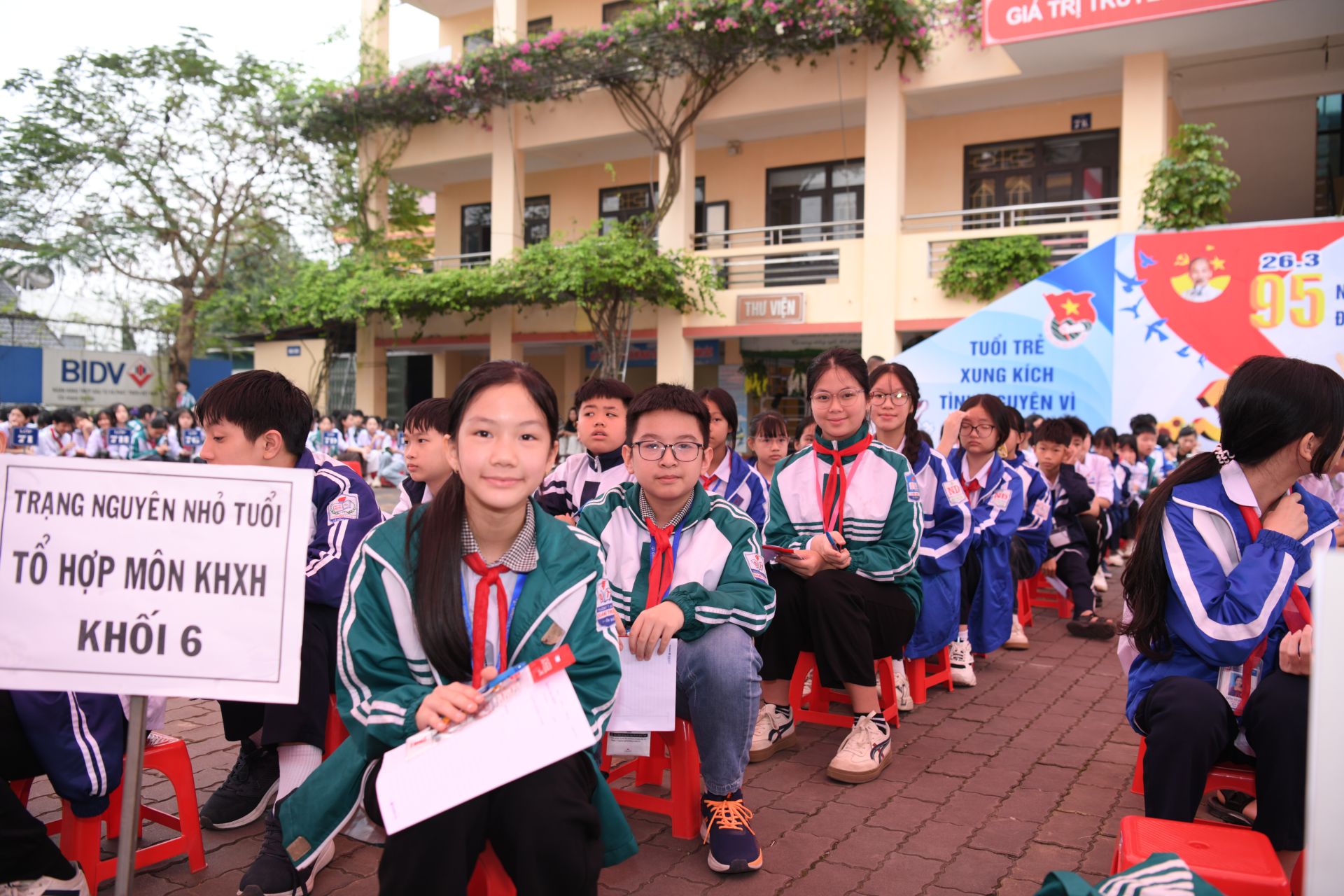 C&aacute;c sĩ tử nh&iacute; h&agrave;o hứng trước k&igrave; thi.