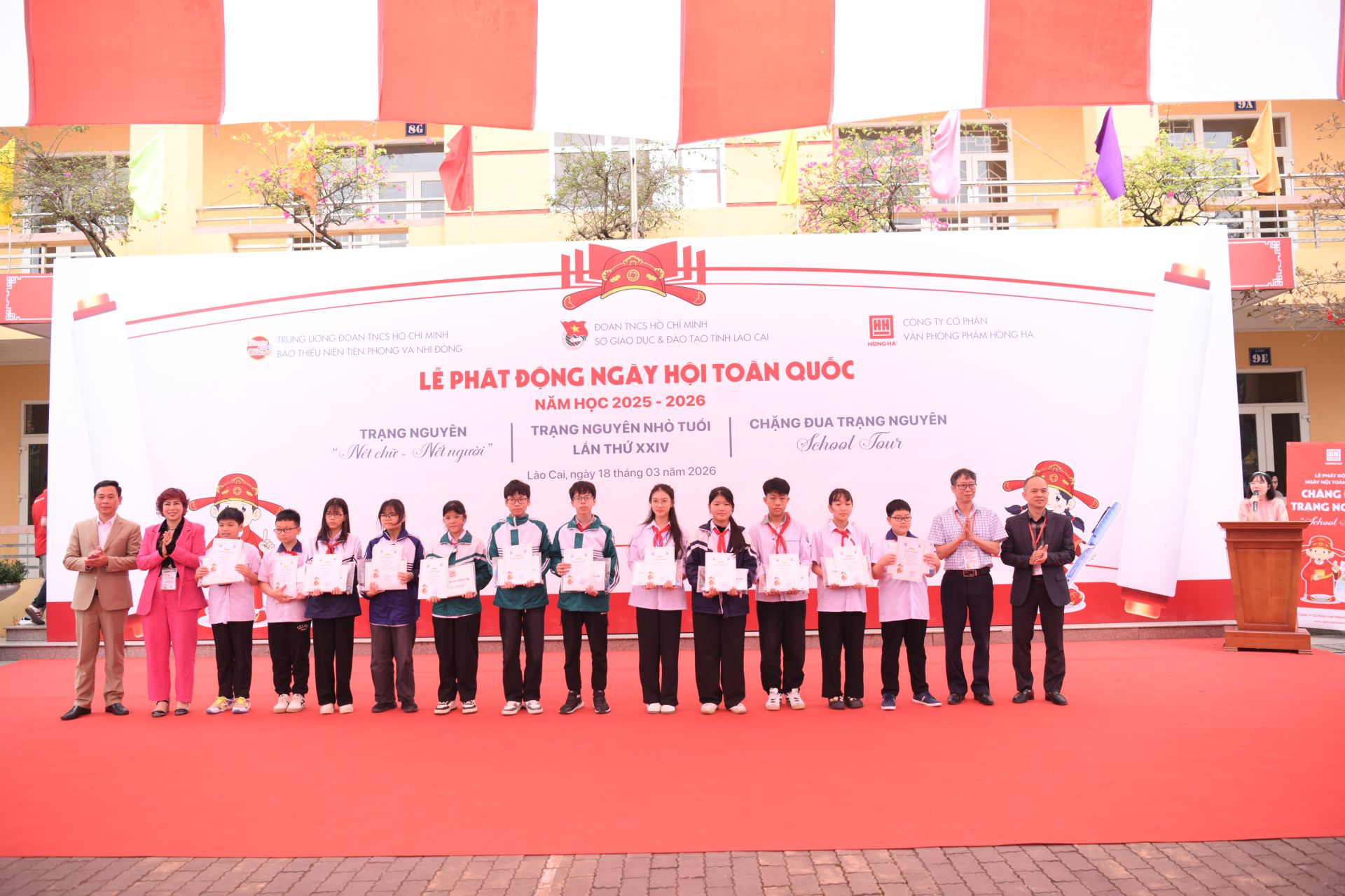 C&ugrave;ng với đ&oacute; l&agrave; 12 giải Th&aacute;m hoa cho c&aacute;c sĩ tử nhỏ tuổi.