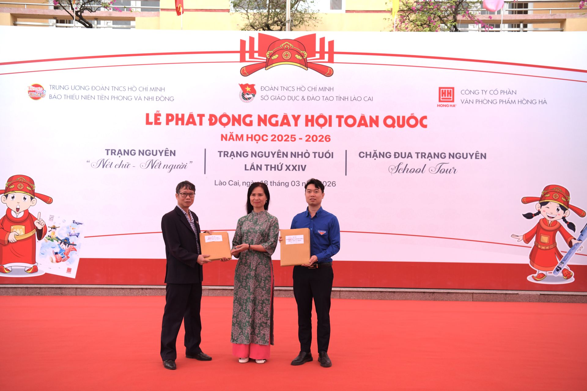 BTC trao đề thi đ&atilde; được ni&ecirc;m phong cho đại diện gi&aacute;m thị.