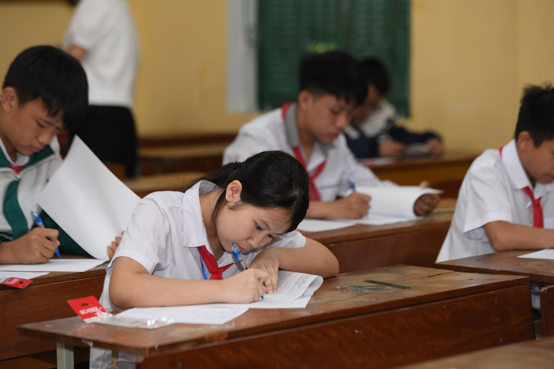 C&aacute;c sĩ tử nhỏ tuổi tập trung cao độ để ho&agrave;n th&agrave;nh tốt phần thi của m&igrave;nh.