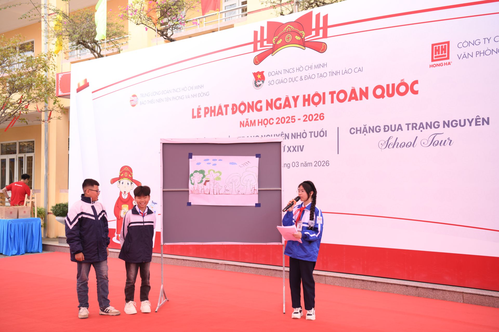 Hai đội thi thể hiện phần thuyết tr&igrave;nh c&ugrave;ng với t&aacute;c phẩm của đội m&igrave;nh.