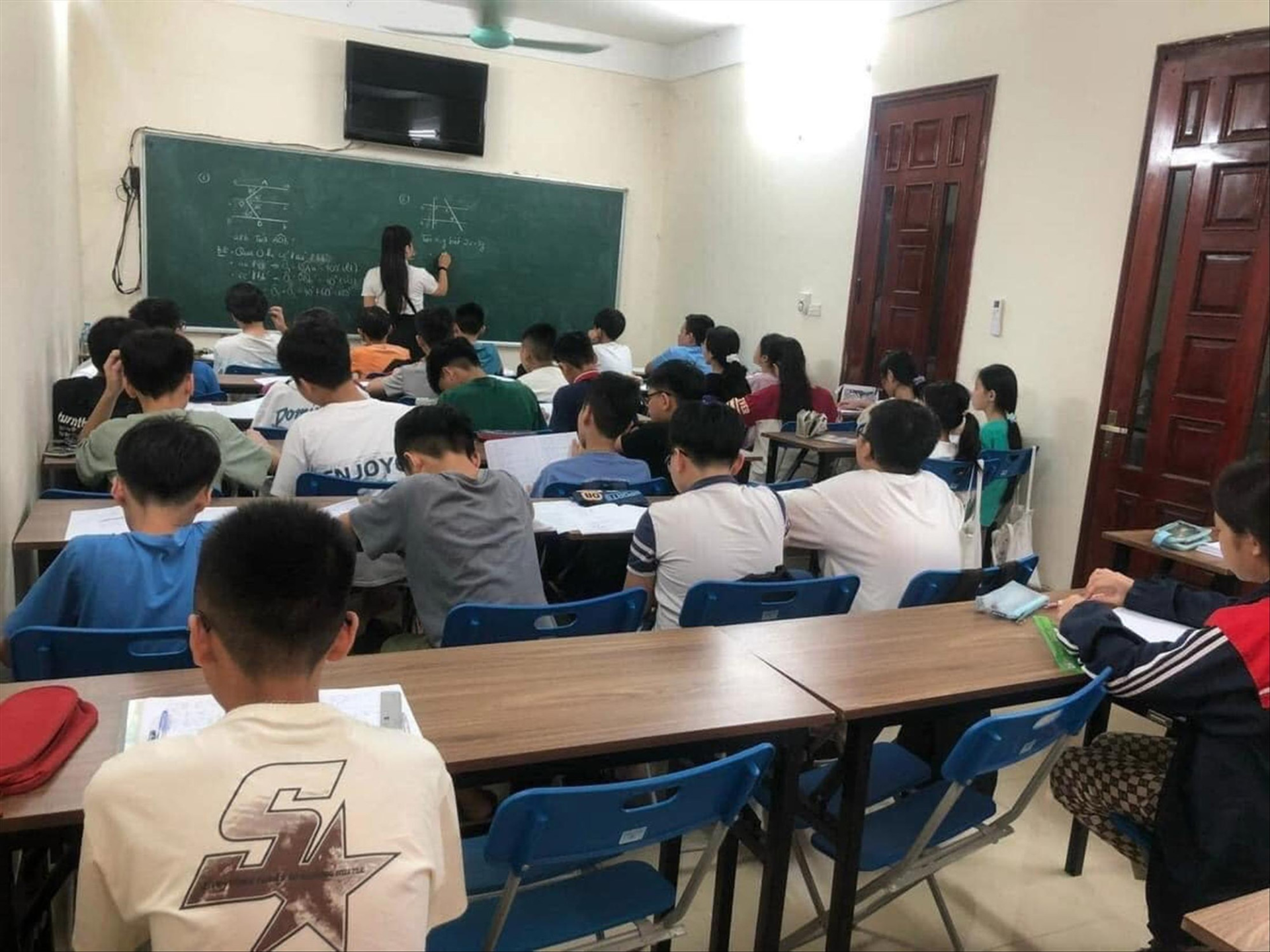 B&ocirc;̣ GD&ĐT đang nghi&ecirc;n cứu sửa quy định v&ecirc;̀ dạy th&ecirc;m, học th&ecirc;m.