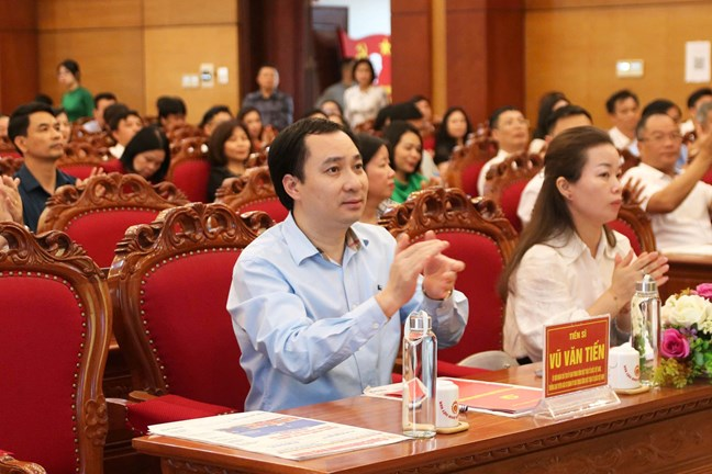 &Ocirc;ng Vũ Văn Tiến, Ủy vi&ecirc;n Đo&agrave;n Chủ tịch, Trưởng Ban Tuy&ecirc;n gi&aacute;o Cơ quan Ủy ban Trung ương MTTQ Việt Nam tham dự Hội nghị.