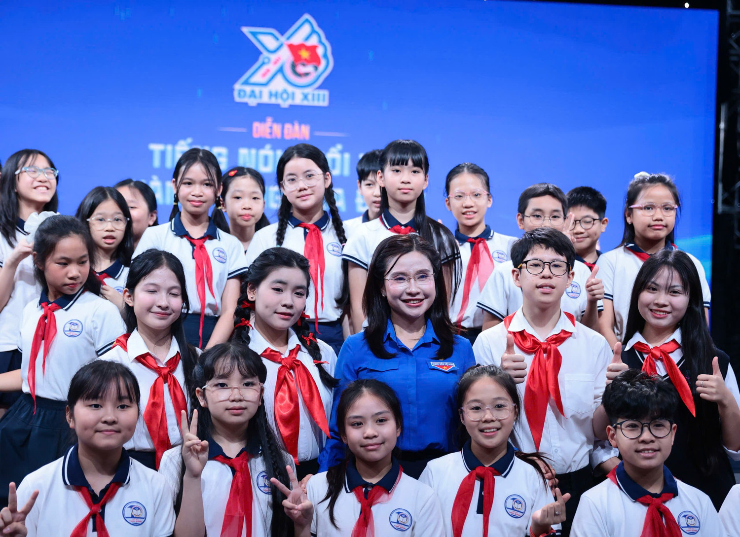 B&iacute; thư T.Ư Đo&agrave;n Nguyễn Phạm Duy Trang chụp ảnh c&ugrave;ng c&aacute;c em thiếu nhi tại Diễn đ&agrave;n.