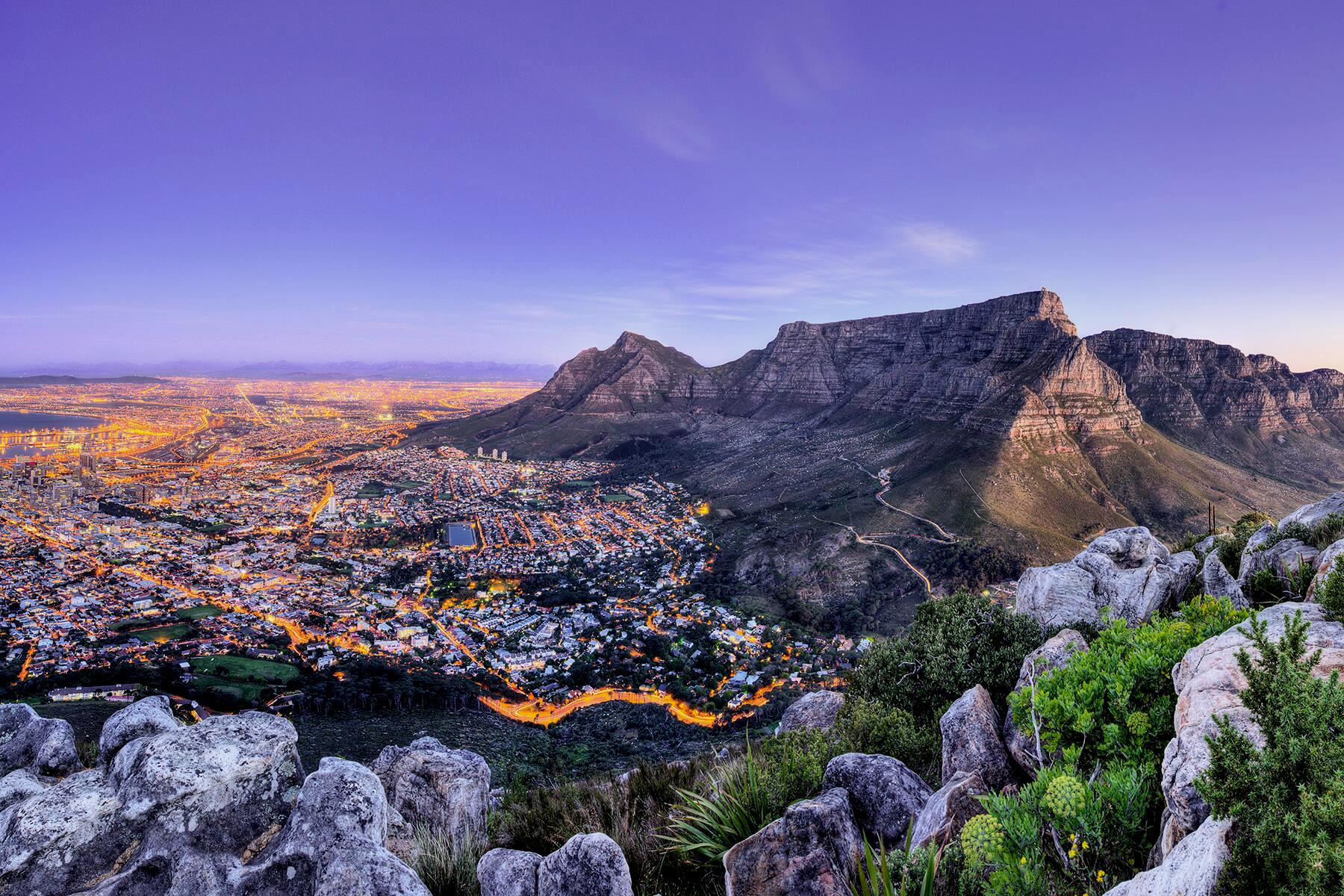Cape Town (Nam Phi) c&oacute; gần 300 đường m&ograve;n đi bộ đường d&agrave;i, bao gồm cả ngọn n&uacute;i Table Mountain nổi tiếng.