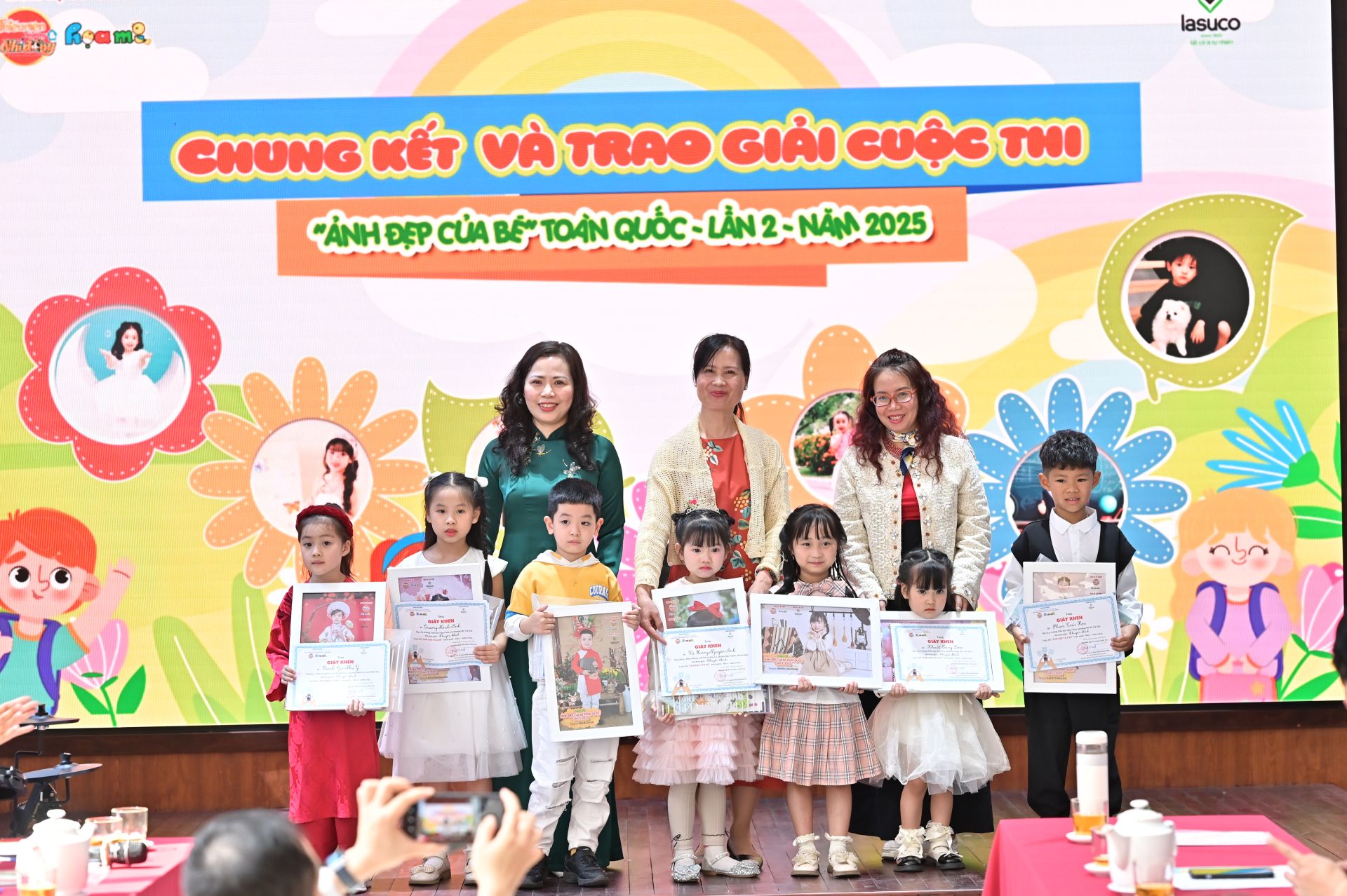 Thạc sĩ Phạm Thanh Hương, Hiệu trưởng trường Tiểu học Thanh Xuân Bắc cùng các nhà báo Nguyễn Thị Hương Giang, Vũ Thu Hương trao các giải khuyến khích cho các bạn nhỏ.