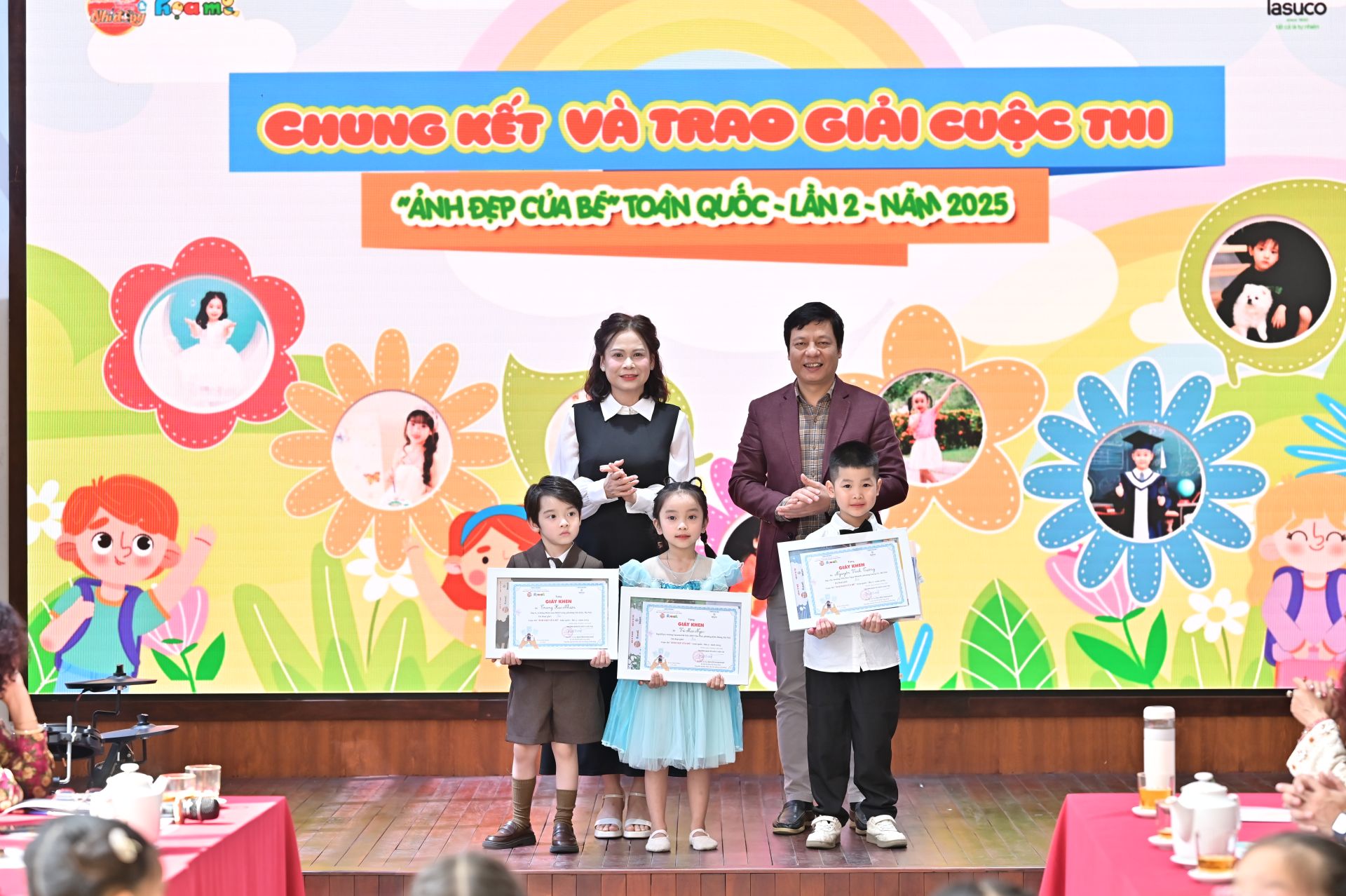 Nh&agrave; b&aacute;o Phạm Định Thi, Ủy vi&ecirc;n Ban Bi&ecirc;n tập v&agrave; b&agrave; Ho&agrave;ng Anh Nguy&ecirc;n trao giải 3 giải Ba cho c&aacute;c th&iacute; sinh.