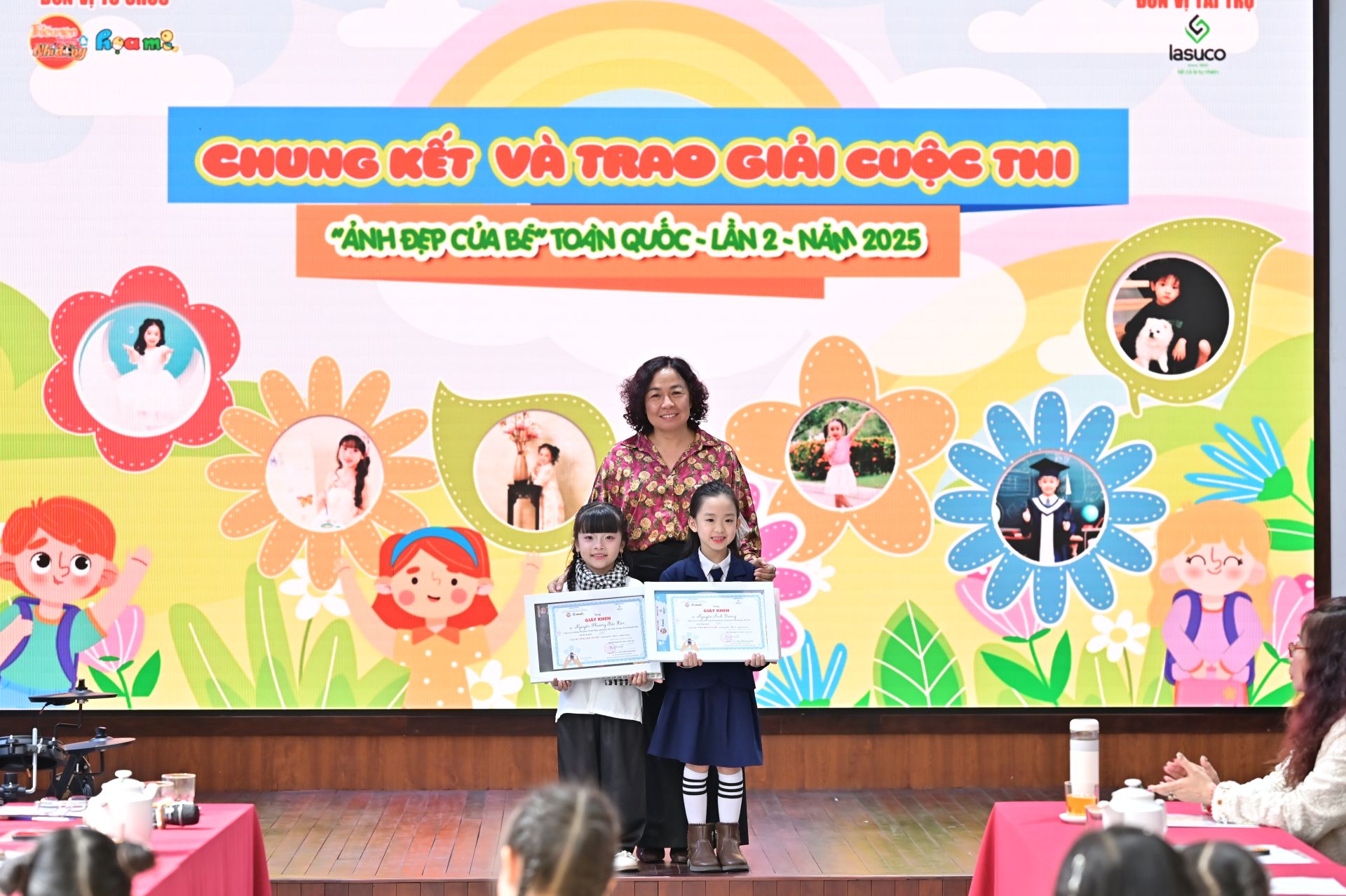 Nh&agrave; b&aacute;o Đỗ Thị Thanh B&igrave;nh, Ph&oacute; Tổng Bi&ecirc;n tập trao giải Nh&igrave; cho c&aacute;c b&eacute;.