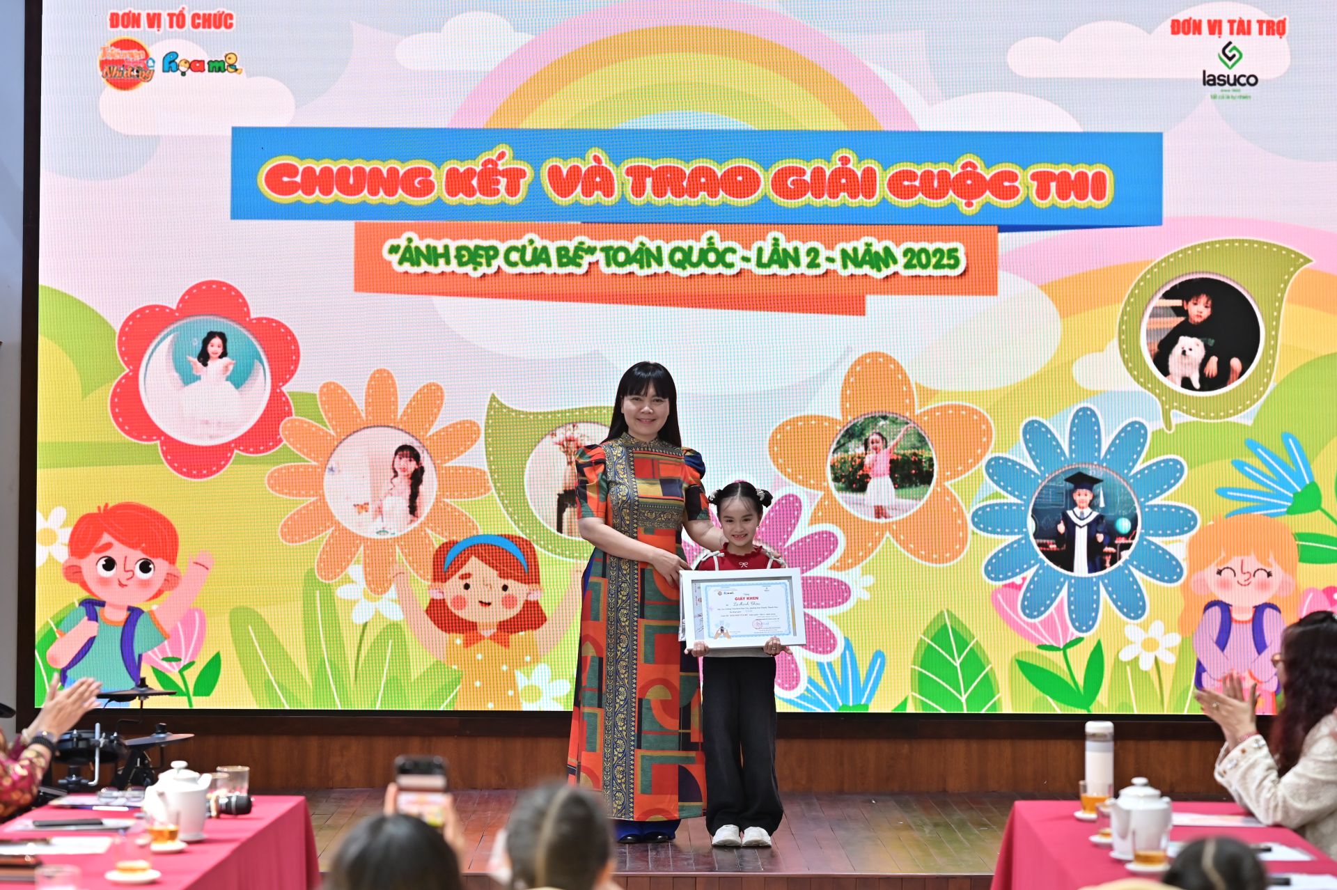 Nh&agrave; b&aacute;o Trần Thị Lan Phương, Ph&oacute; Tổng Bi&ecirc;n tập B&aacute;o TNTP&NĐ trao giải Nhất cho th&iacute; sinh.