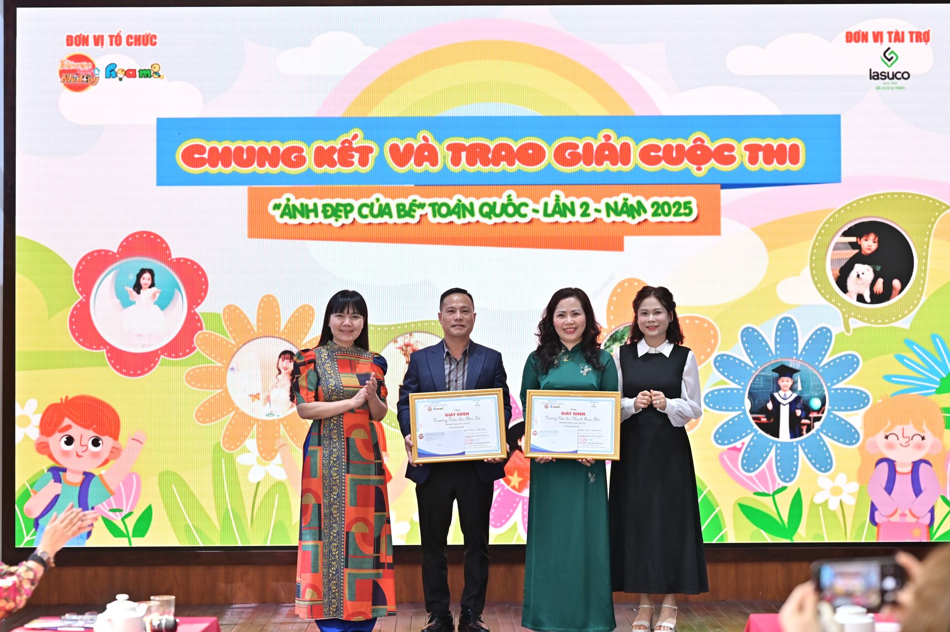 Nhà báo Trần Thị Lan Phương và bà Hoàng Anh Nguyên trao giải Tập thể cho các trường đoạt giải.