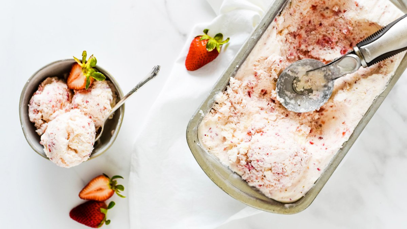 Làm kem dâu tươi tại nhà