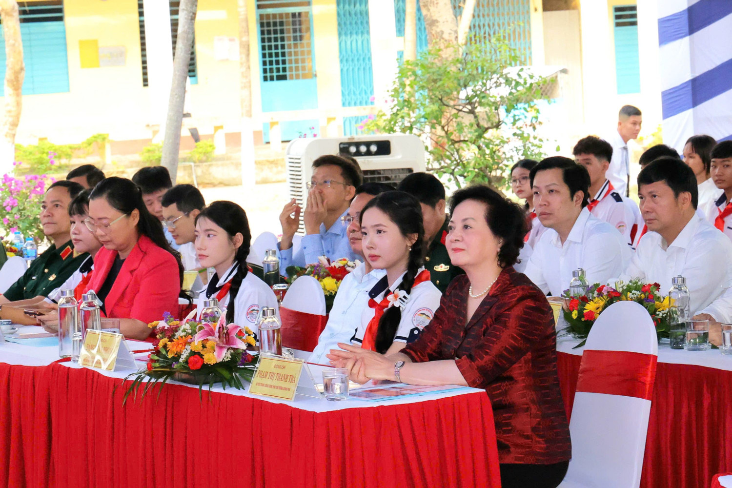 Ph&oacute; Thủ tướng Phạm Thị Thanh Tr&agrave; dự lễ khởi c&ocirc;ng trường nội tr&uacute; tại v&ugrave;ng bi&ecirc;n An Giang.