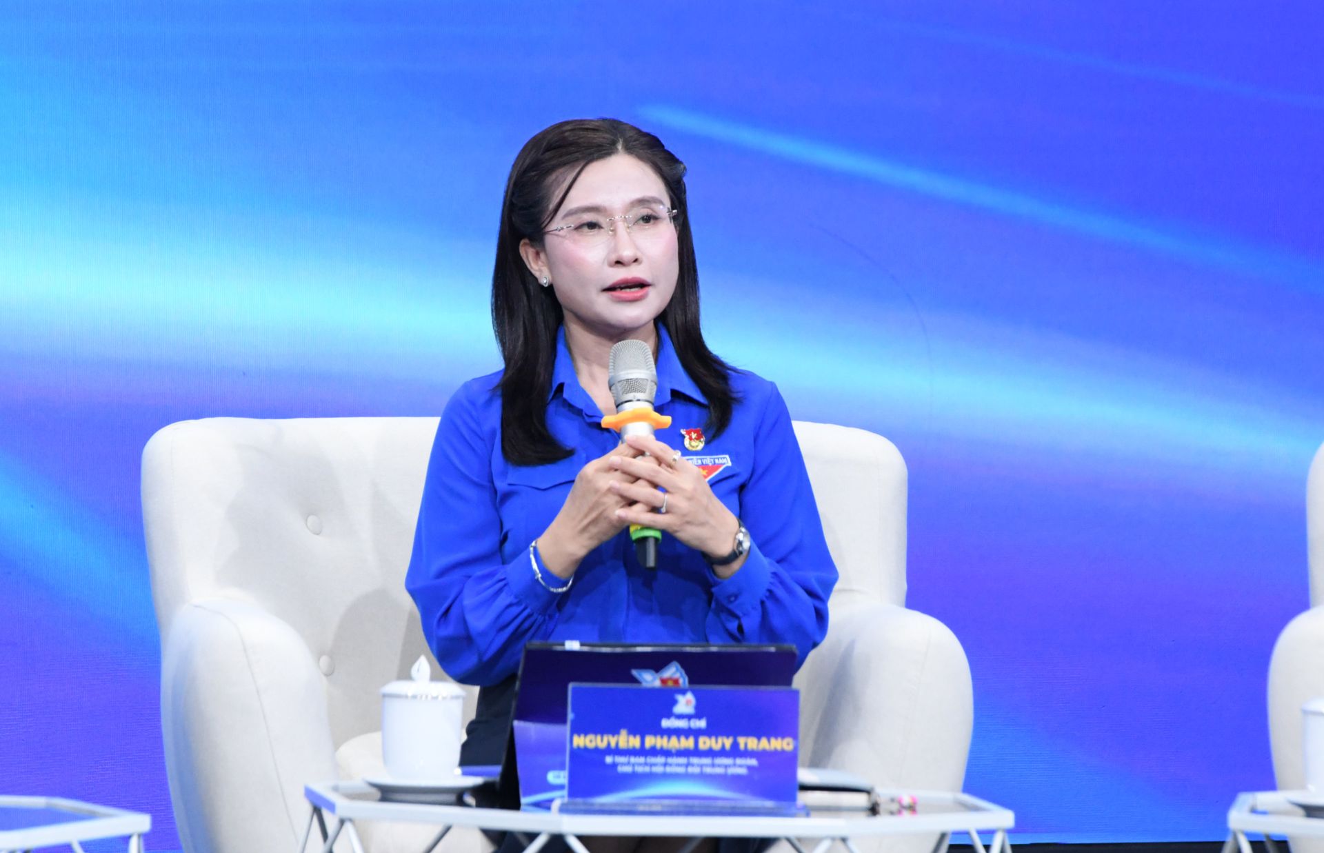 Chị Nguyễn Phạm Duy Trang trả lời c&acirc;u hỏi của thanh thiếu nhi tại Diễn đ&agrave;n.