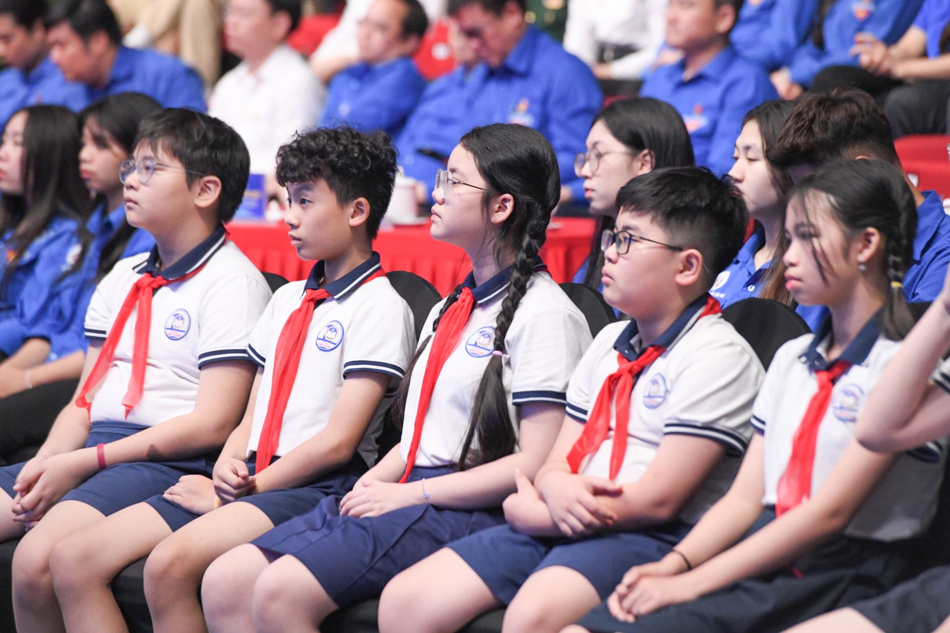 Đ&ocirc;ng đảo thanh thiếu nhi đ&atilde; tham gia diễn đ&agrave;n tại điểm cầu Thủ đ&ocirc; H&agrave; Nội.