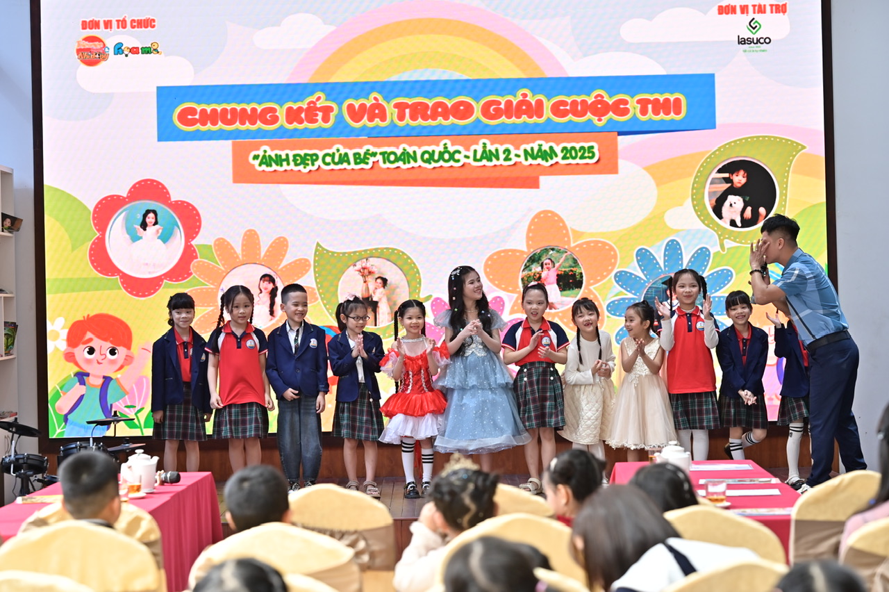 Hội trường b&ugrave;ng nổ với m&agrave;n giao lưu đặc sắc của B&aacute;o Thiếu ni&ecirc;n Tiền phong v&agrave; Nhi đồng.