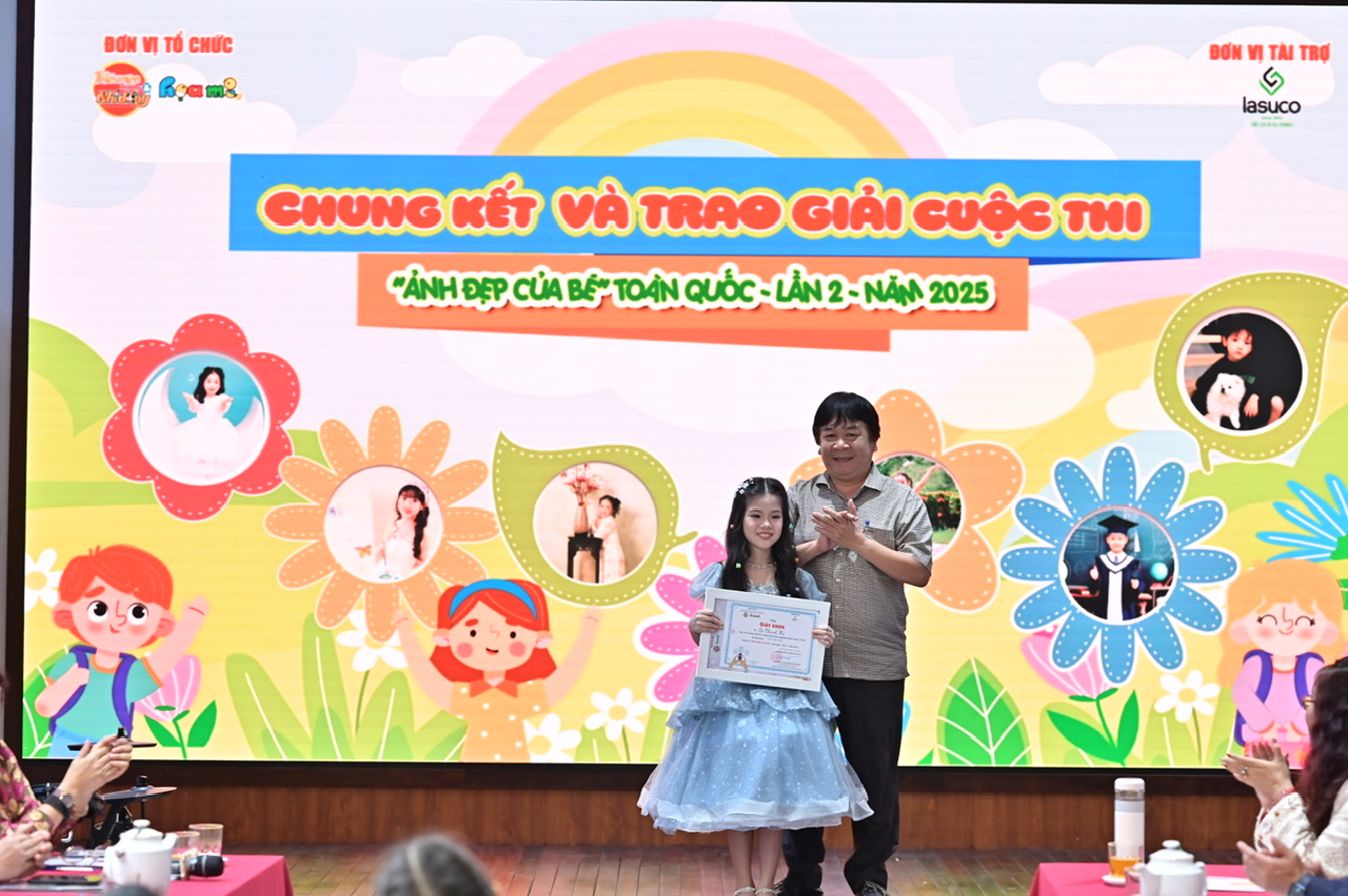 Nhà báo Phan Việt Hùng, Phó Tổng Biên tập phụ trách trao giấy khen và quà cho bạn Lê Thanh Hà đoạt giải Đặc biệt.