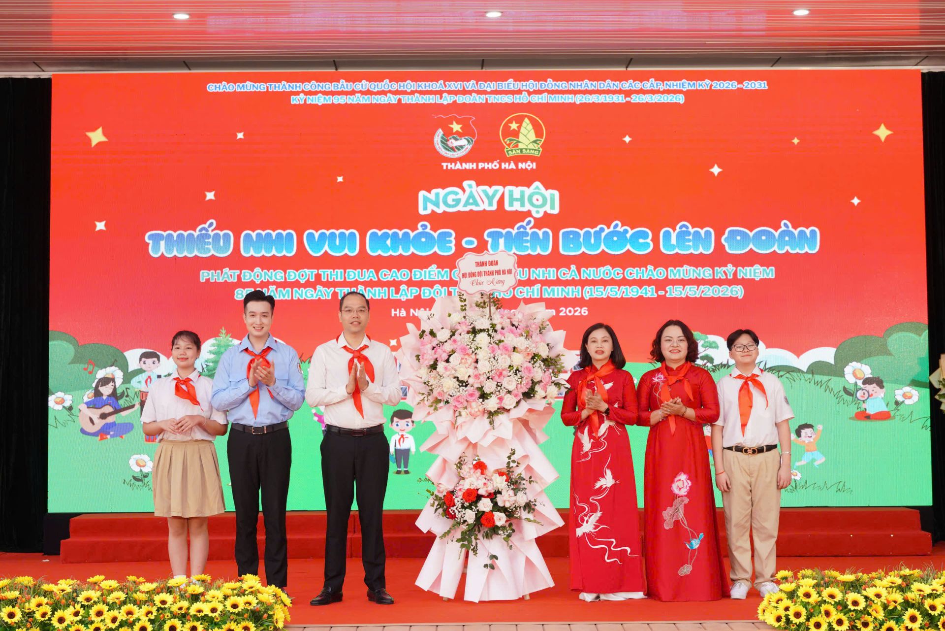 B&iacute; thư Trung ương Đo&agrave;n Nguyễn Phạm Duy Trang v&agrave; Th&agrave;nh đo&agrave;n H&agrave; Nội tặng hoa ch&uacute;c mừng nh&agrave; trường.