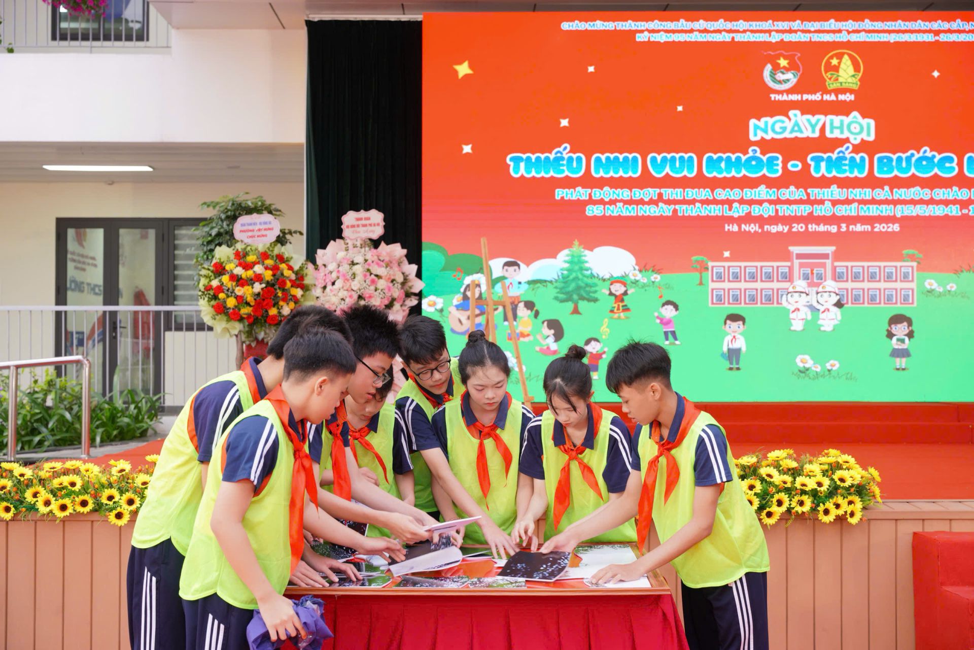 C&aacute;c bạn thiếu nhi tham gia nhiều hoạt động bổ &iacute;ch trong ng&agrave;y hội.