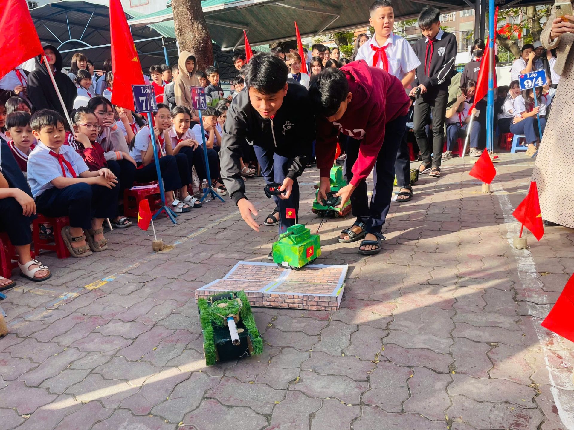 Học sinh trường THCS Phan Bội Ch&acirc;u h&agrave;o hứng tham gia Ng&agrave;y hội STEM.