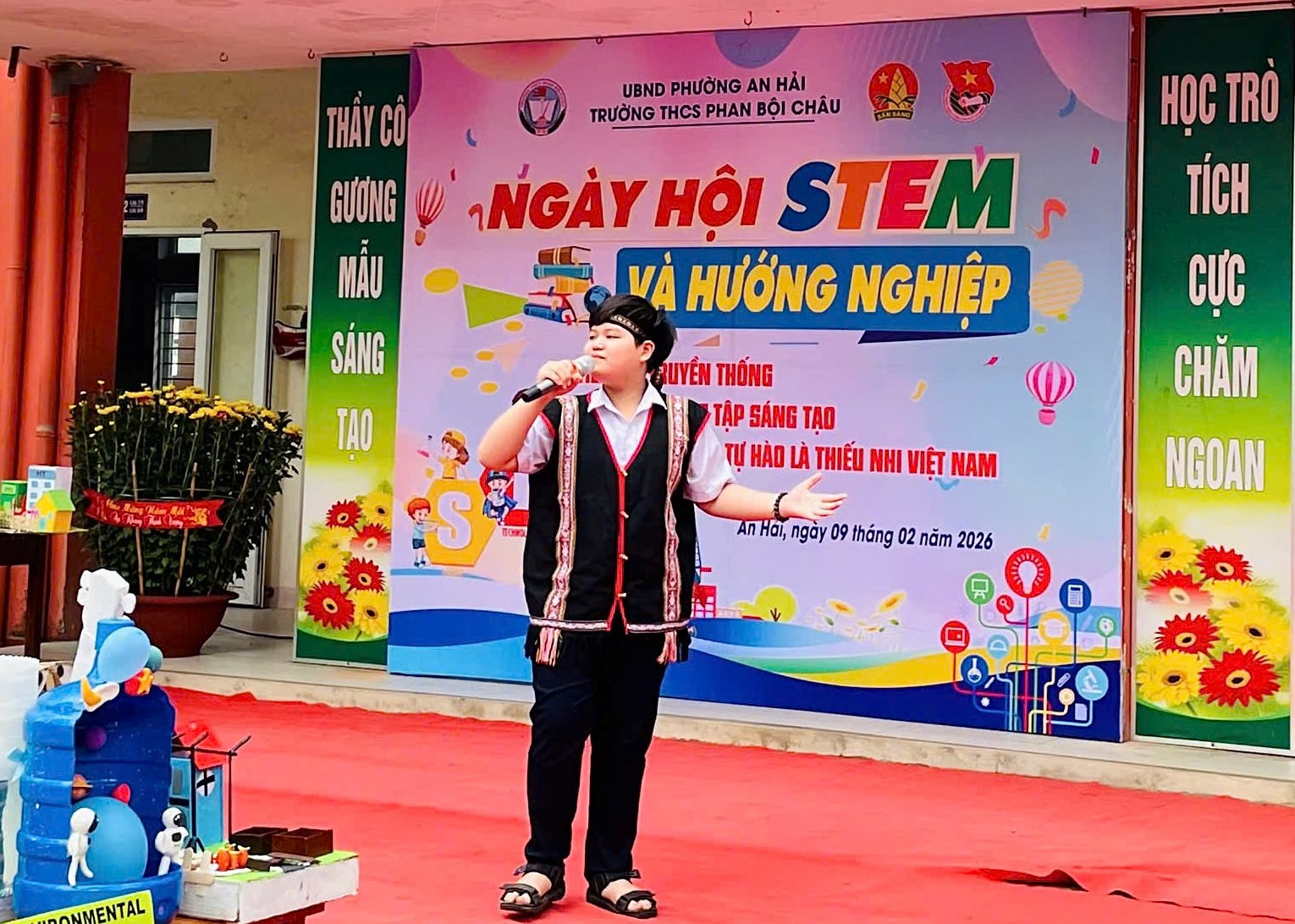 Bạn Đo&agrave;n Ngọc Gia Bảo (lớp 7/3) tự tin biểu diễn tr&ecirc;n s&acirc;n khấu học đường.