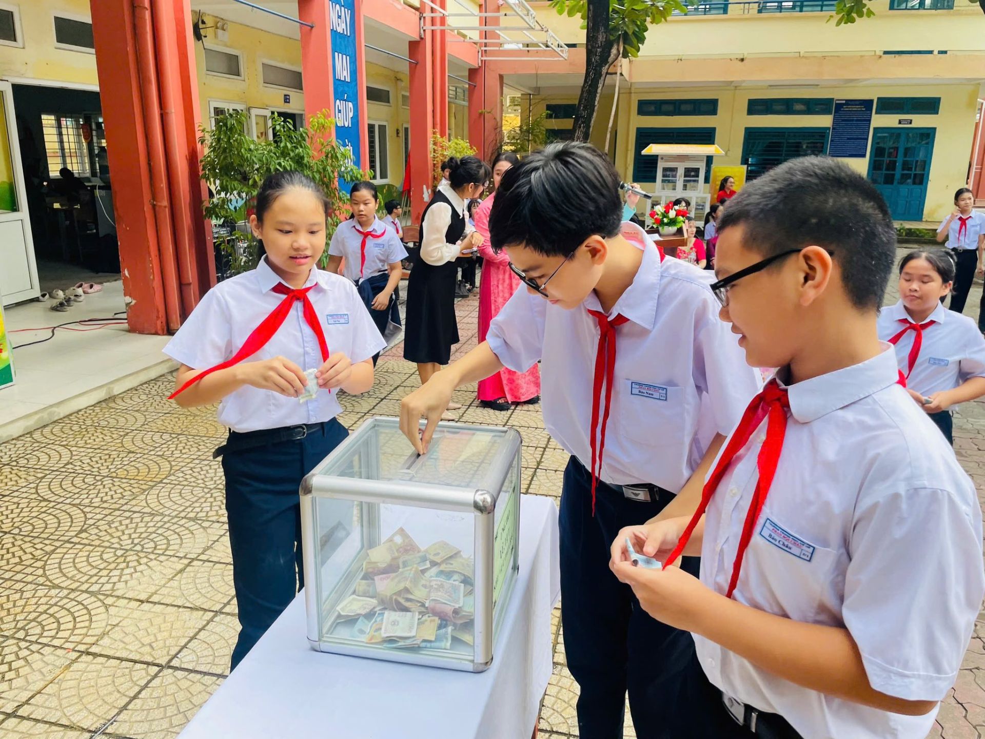 Hoạt động g&acirc;y quỹ, nu&ocirc;i heo đất gi&uacute;p bạn đến trường lan tỏa tinh thần chia sẻ.