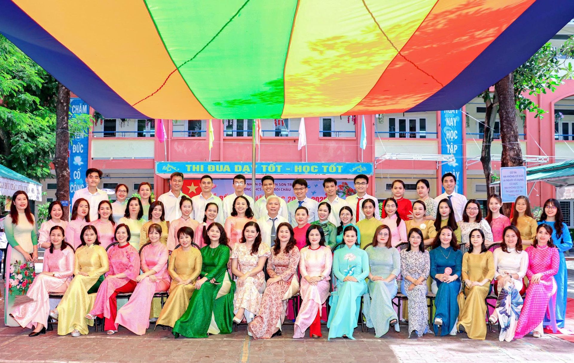 C&aacute;c thầy c&ocirc; gi&aacute;o trong hội đồng sư phạm nh&agrave; trường, những người lu&ocirc;n đồng h&agrave;nh, truyền cảm hứng để học sinh ph&aacute;t triển to&agrave;n diện.