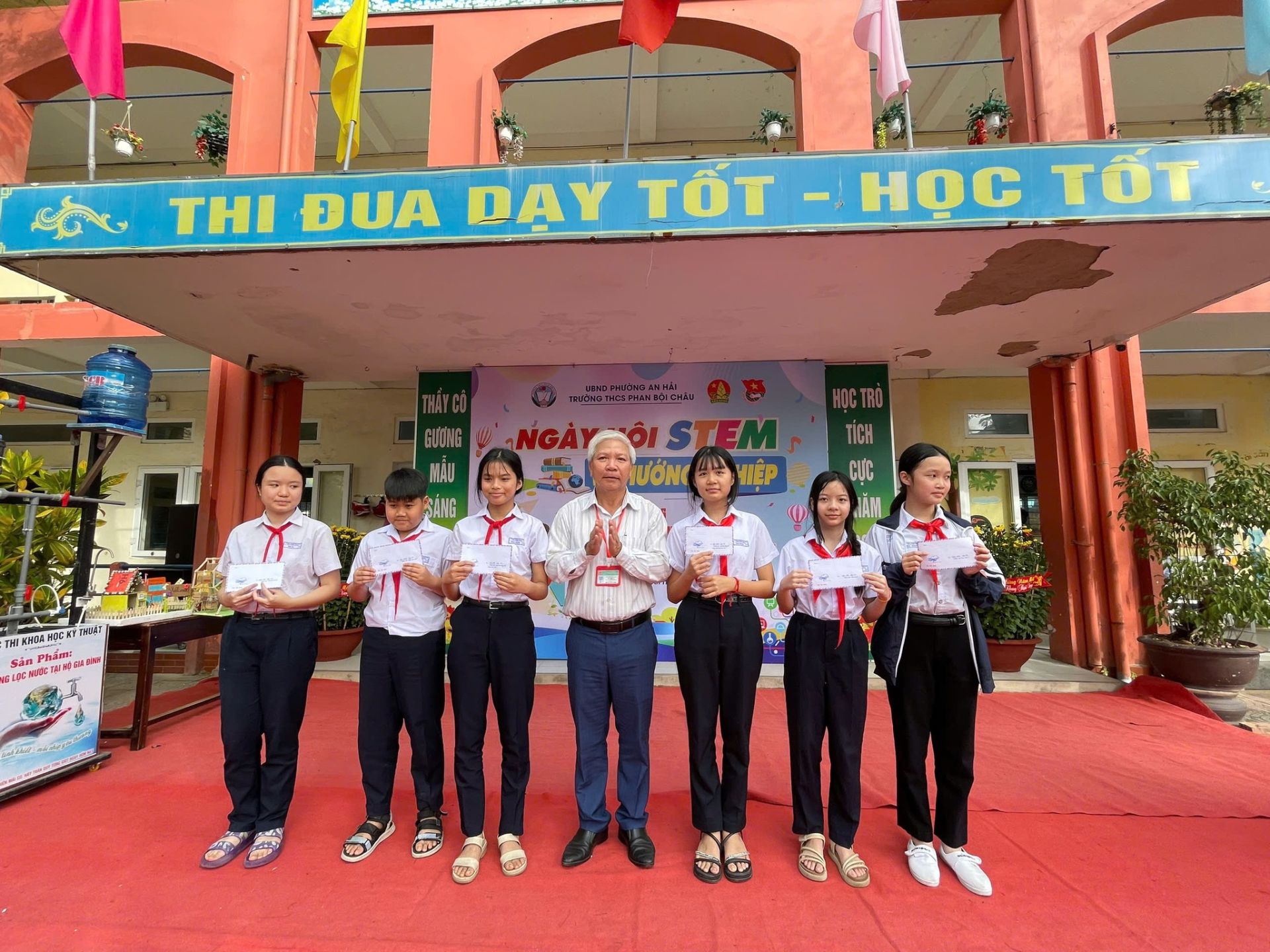 Nh&agrave; trường lu&ocirc;n c&oacute; những phần thưởng nhằm khuyến kh&iacute;ch học tr&ograve; c&oacute; nhiều th&agrave;nh t&iacute;ch trong học tập v&agrave; r&egrave;n luyện.