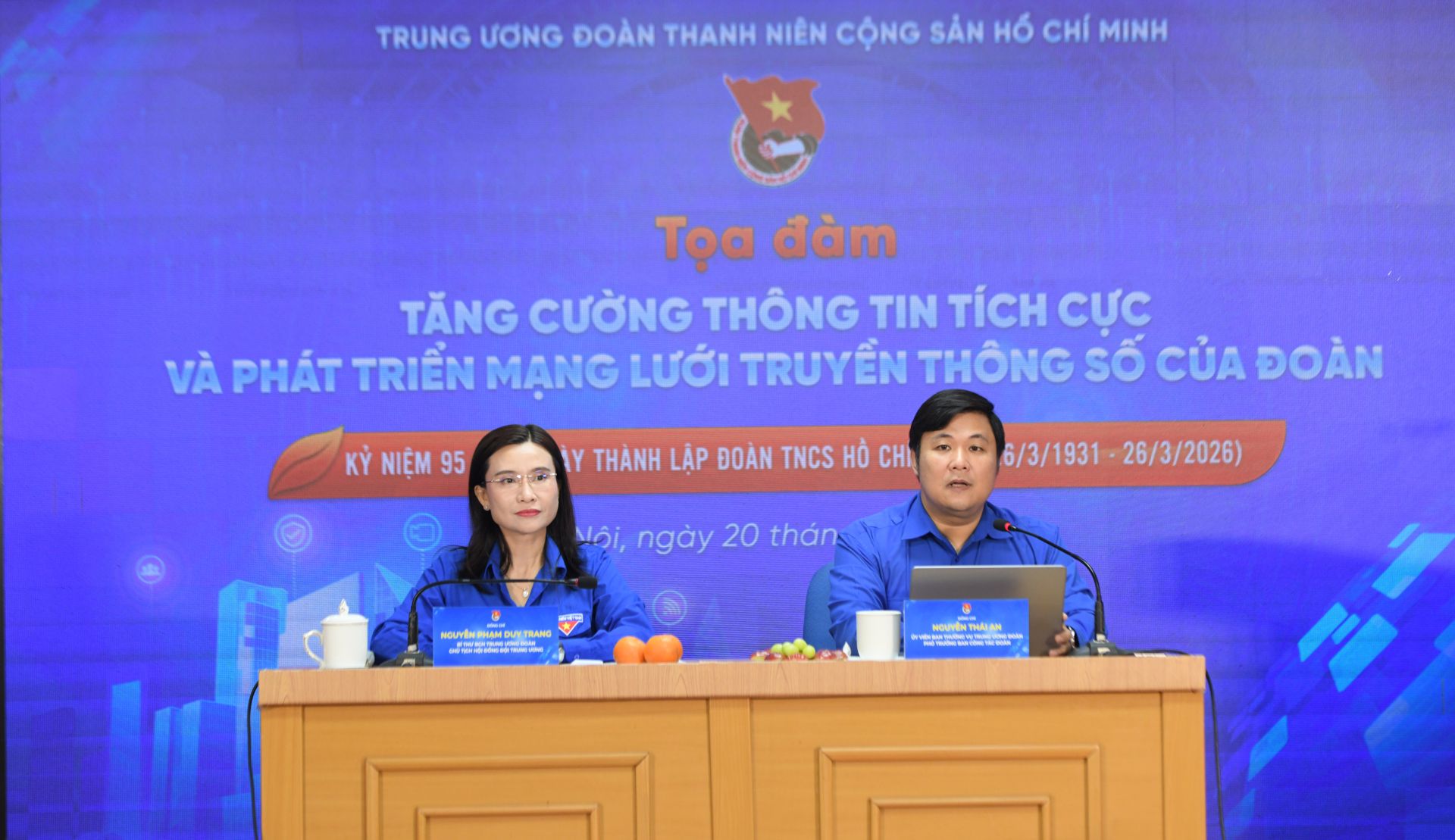 Chị Nguyễn Phạm Duy Trang v&agrave; anh Nguyễn Th&aacute;i An chủ tr&igrave; chương tr&igrave;nh tọa đ&agrave;m.