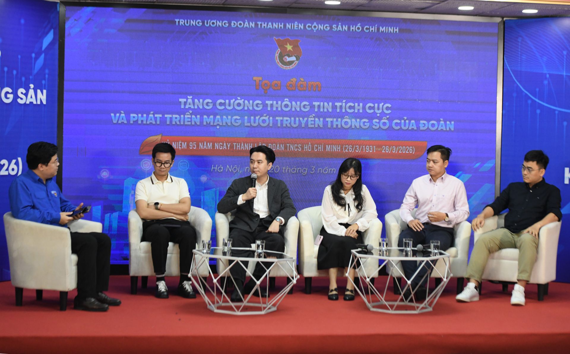 C&aacute;c kh&aacute;ch mời tham gia tọa đ&agrave;m b&agrave;n tr&ograve;n