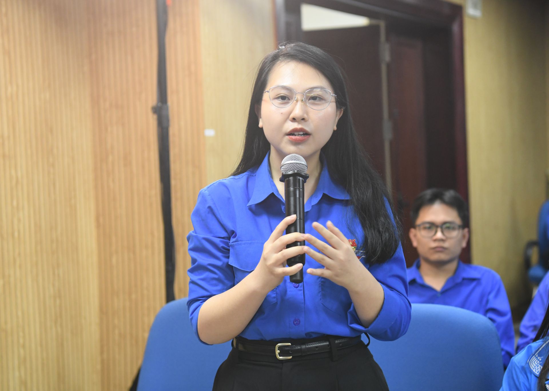 C&aacute;c anh chị đo&agrave;n vi&ecirc;n đặt c&acirc;u hỏi cho B&iacute; thư thứ nhất T.Ư Đo&agrave;n.