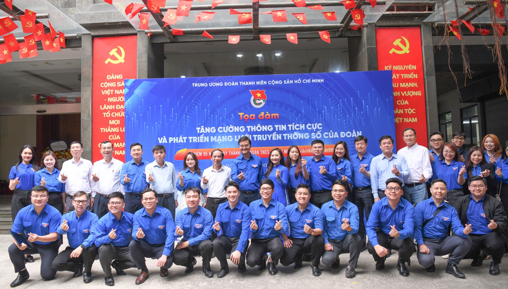 B&iacute; thư thứ nhất T.Ư Đo&agrave;n B&ugrave;i Quang Huy chụp ảnh lưu niệm c&ugrave;ng c&aacute;c anh chị đo&agrave;n vi&ecirc;n, thanh ni&ecirc;n.