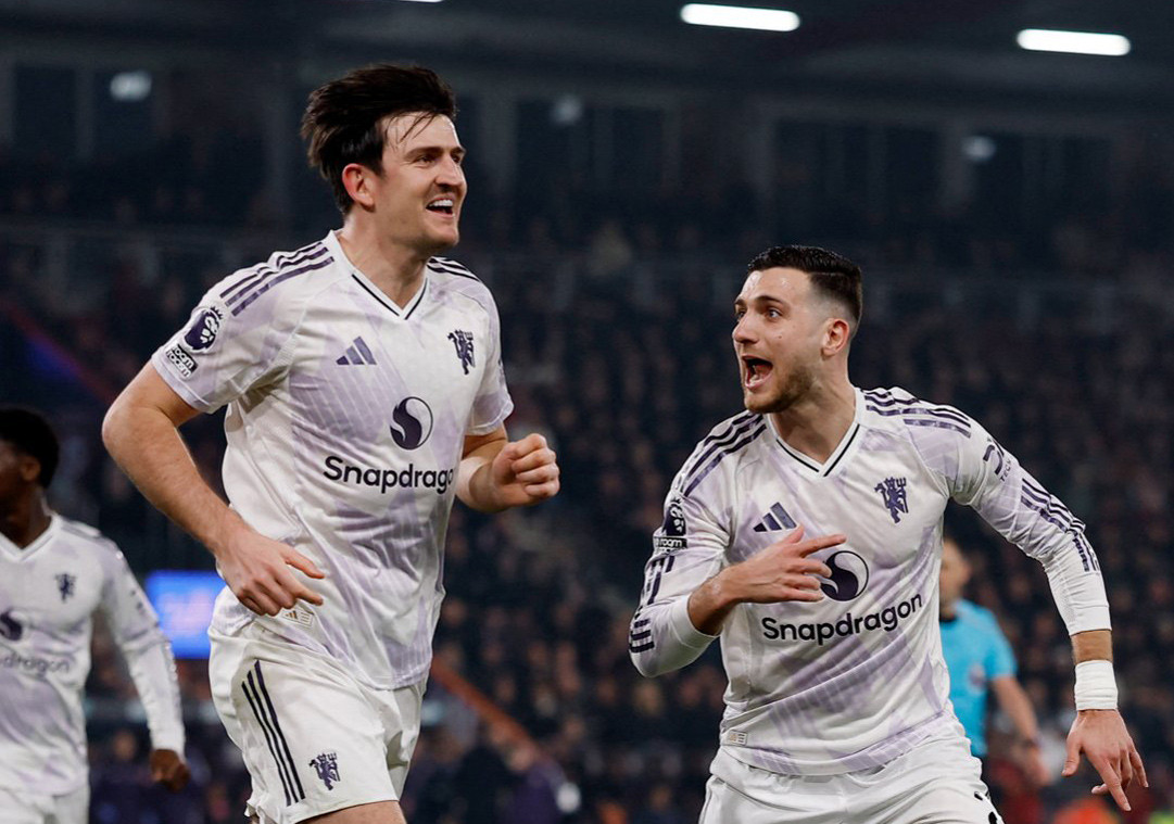 Harry Maguire ăn mừng b&agrave;n thắng dẫn trước 2-1 của MU.