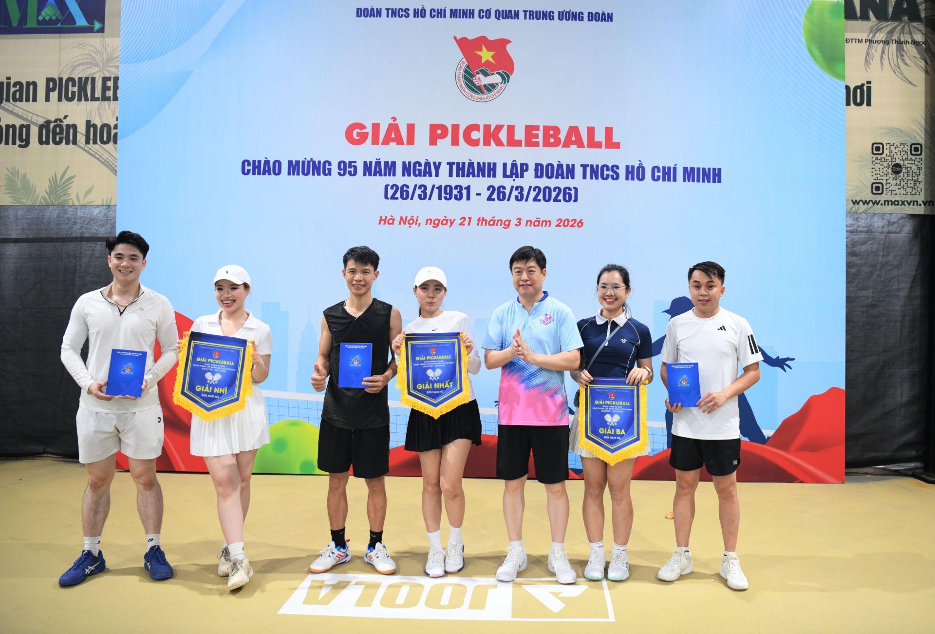 BTC trao c&aacute;c giải c&aacute; nh&acirc;n v&agrave; đồng đội cho c&aacute;c VĐV tham gia thi đấu.