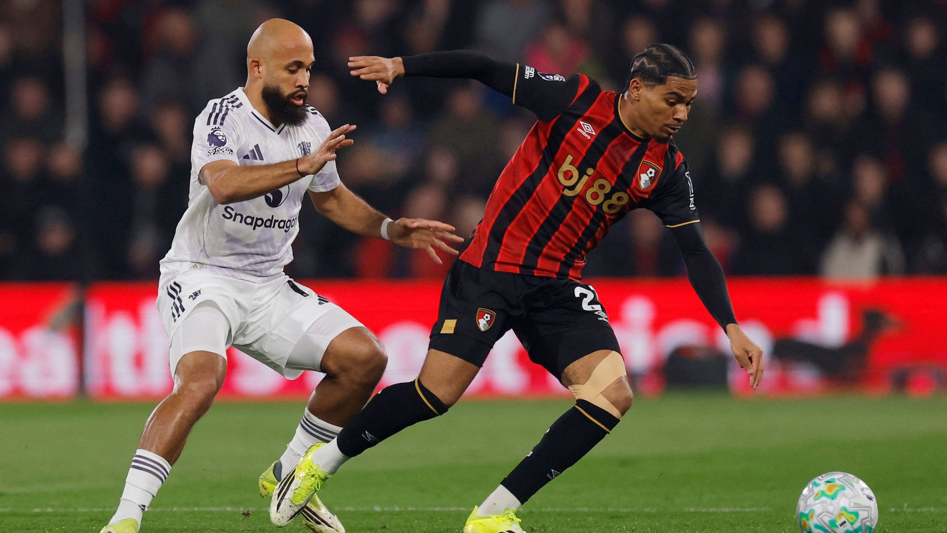 MU đánh rơi chiến thắng trước Bournemouth sau quyết định gây tranh cãi