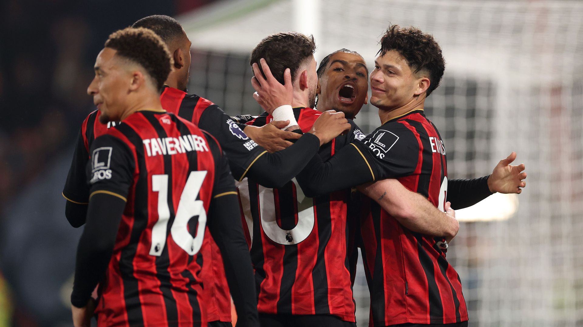 C&aacute;c cầu thủ Bournemouth ăn mừng b&agrave;n thắng gỡ h&ograve;a.