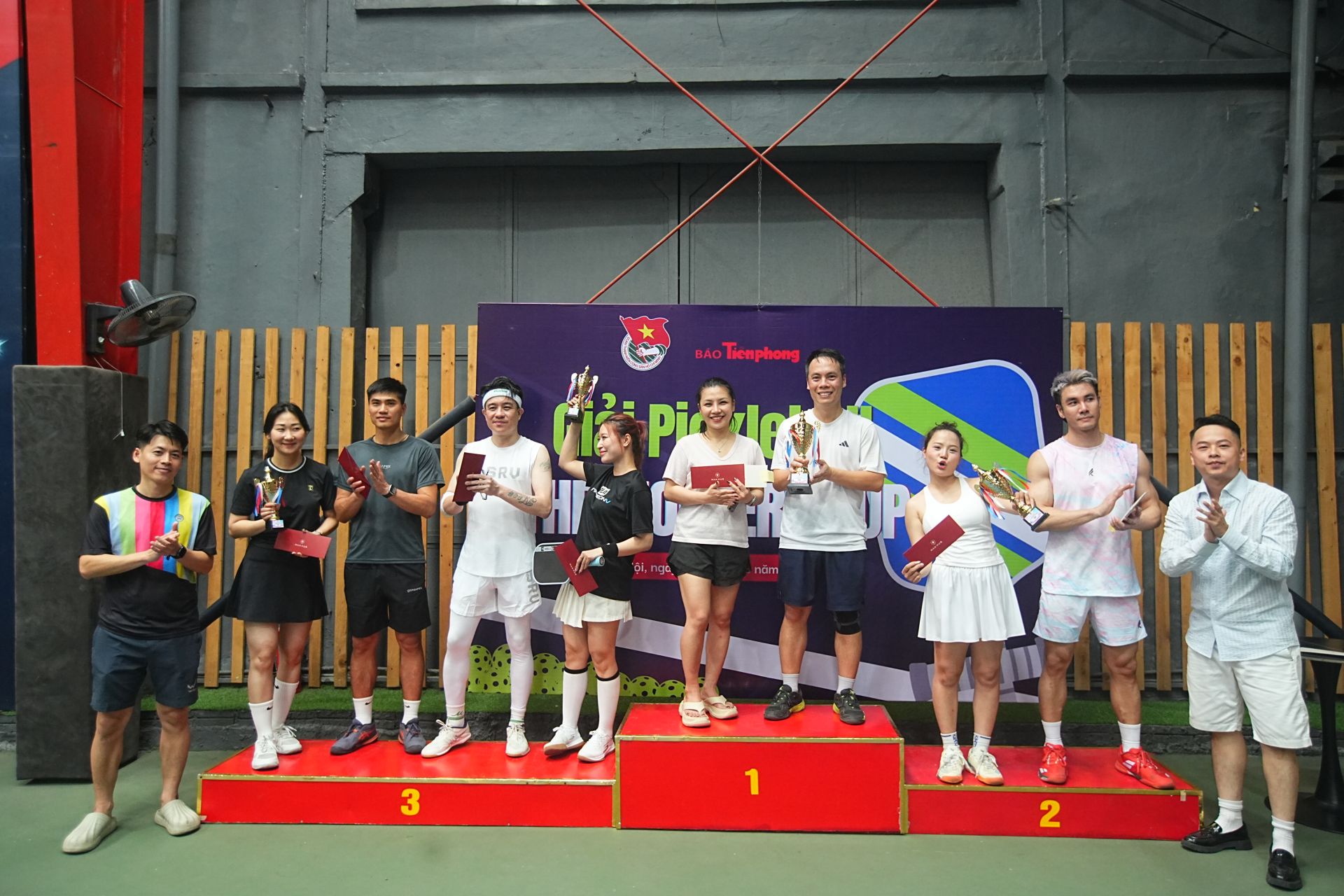 Ban Tổ chức trao giải cho c&aacute;c vận động vi&ecirc;n.