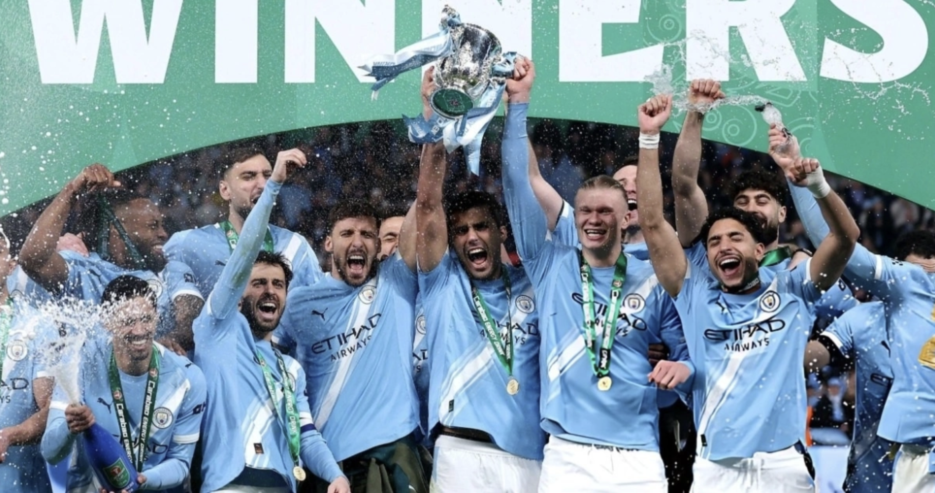 Man City n&acirc;ng cao danh hiệu sau trận gặp Arsenal, ở chung kết Cup Li&ecirc;n đo&agrave;n Anh.