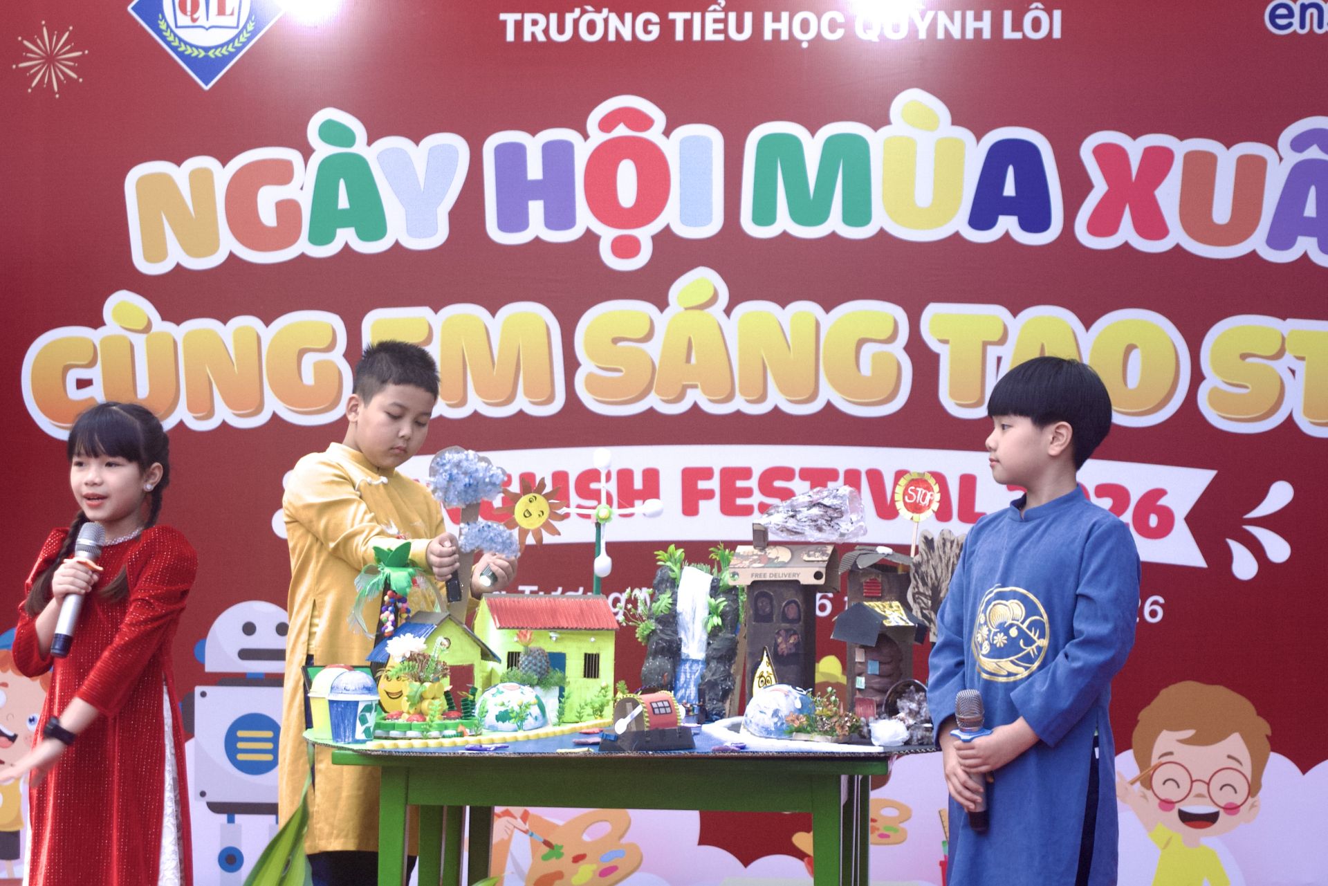 C&aacute;c bạn học sinh TH Quỳnh L&ocirc;i h&agrave;o hứng thuyết tr&igrave;nh về c&aacute;c m&ocirc; h&igrave;nh STEM.