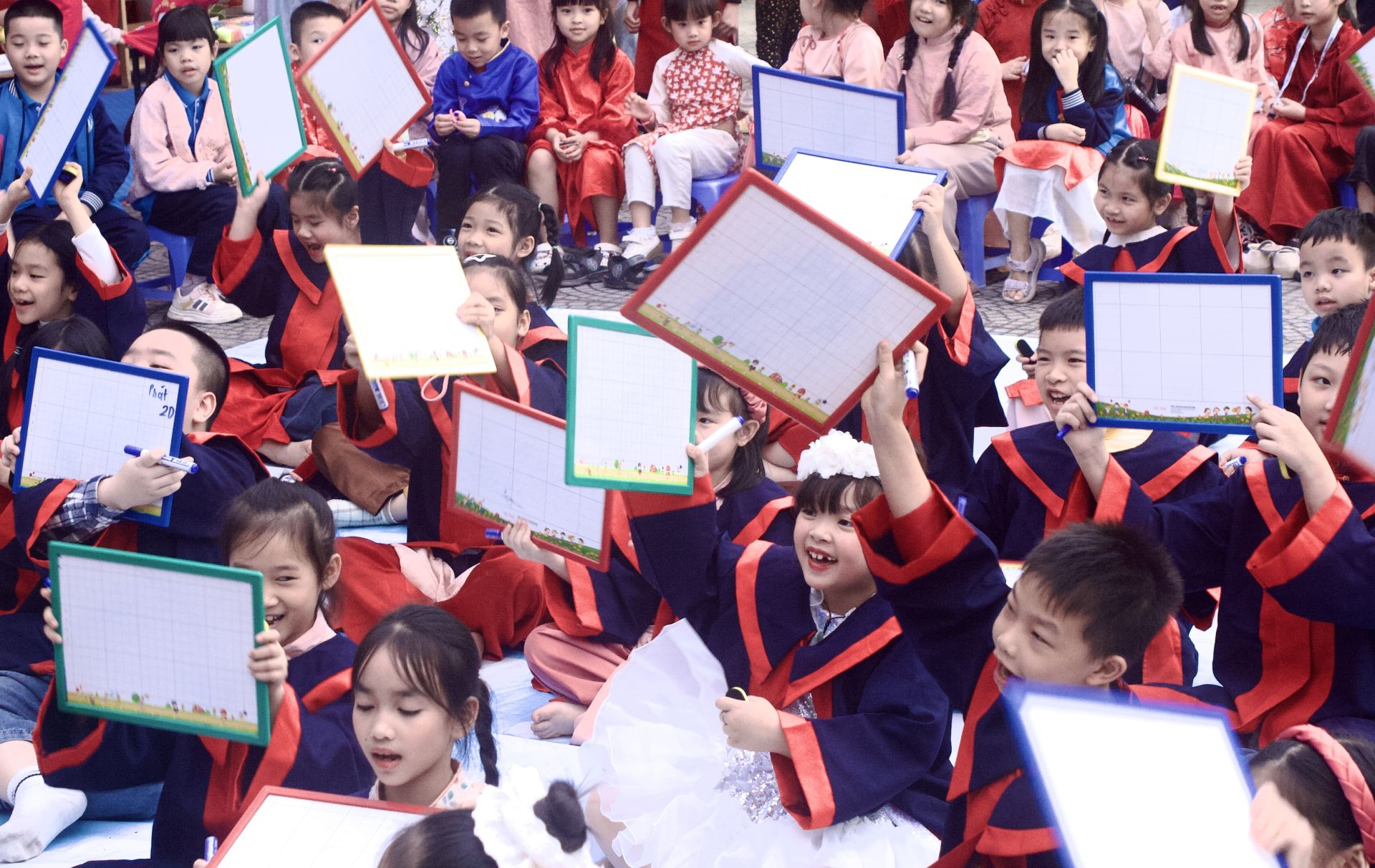 C&aacute;c bạn học sinh khối 2 thi t&agrave;i Anh ngữ.