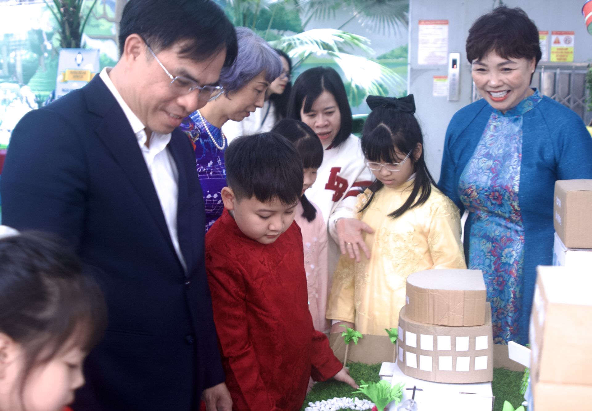 L&atilde;nh đạo phường Tương Mai c&ugrave;ng Ban Gi&aacute;m hiệu trường TH Quỳnh L&ocirc;i tham quan c&aacute;c gian h&agrave;ng.