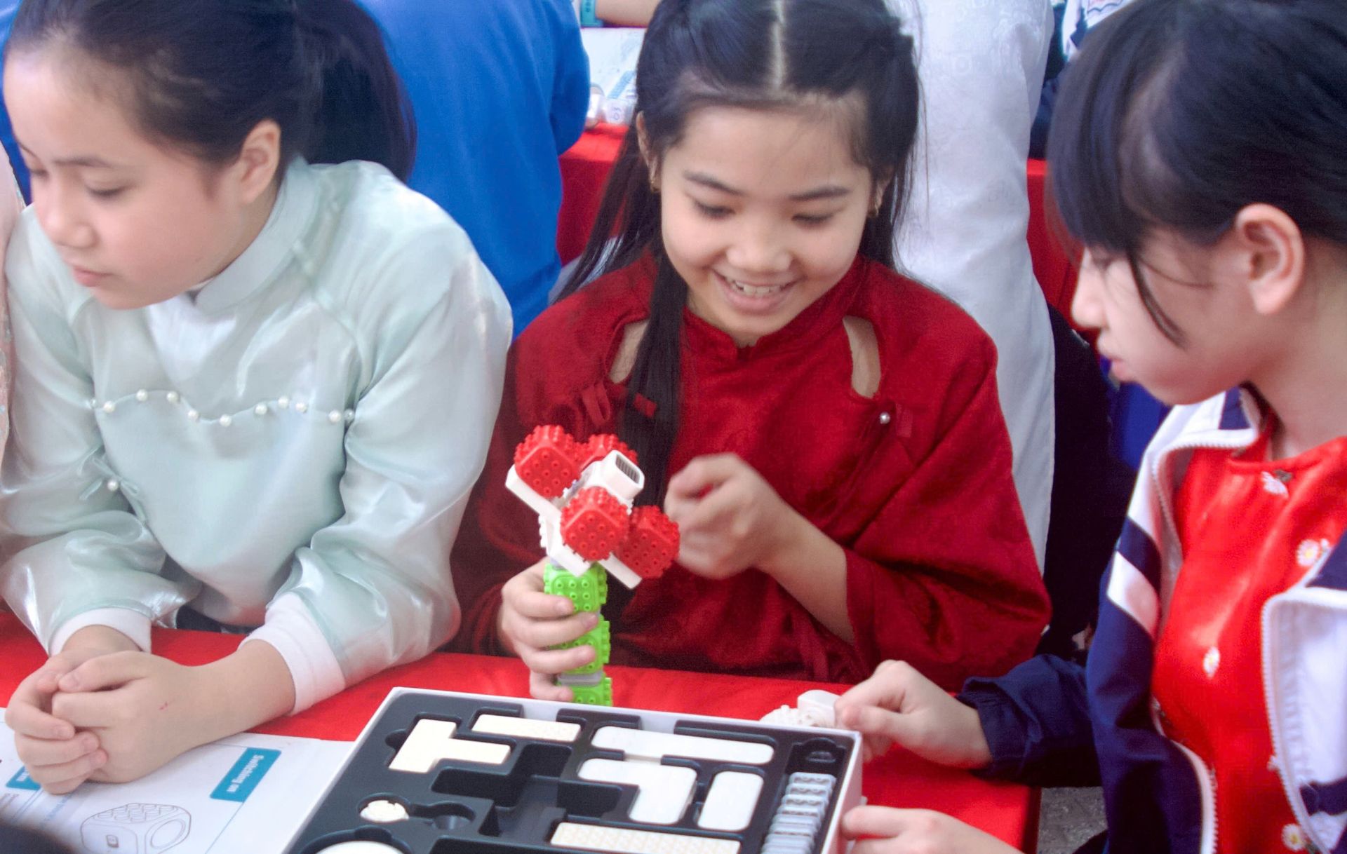 Những &ldquo;nh&agrave; khoa học nh&iacute;&rdquo; say m&ecirc; kh&aacute;m ph&aacute; c&aacute;c m&ocirc; h&igrave;nh s&aacute;ng tạo.