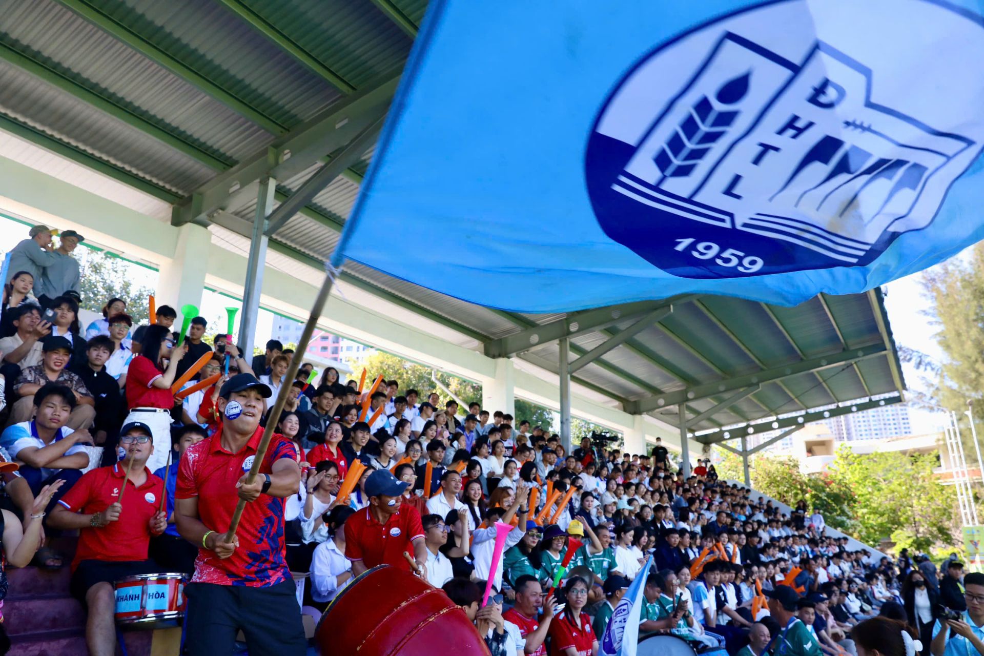 Cổ động vi&ecirc;n đầy kh&iacute; thế tr&ecirc;n kh&aacute;n đ&agrave;i.