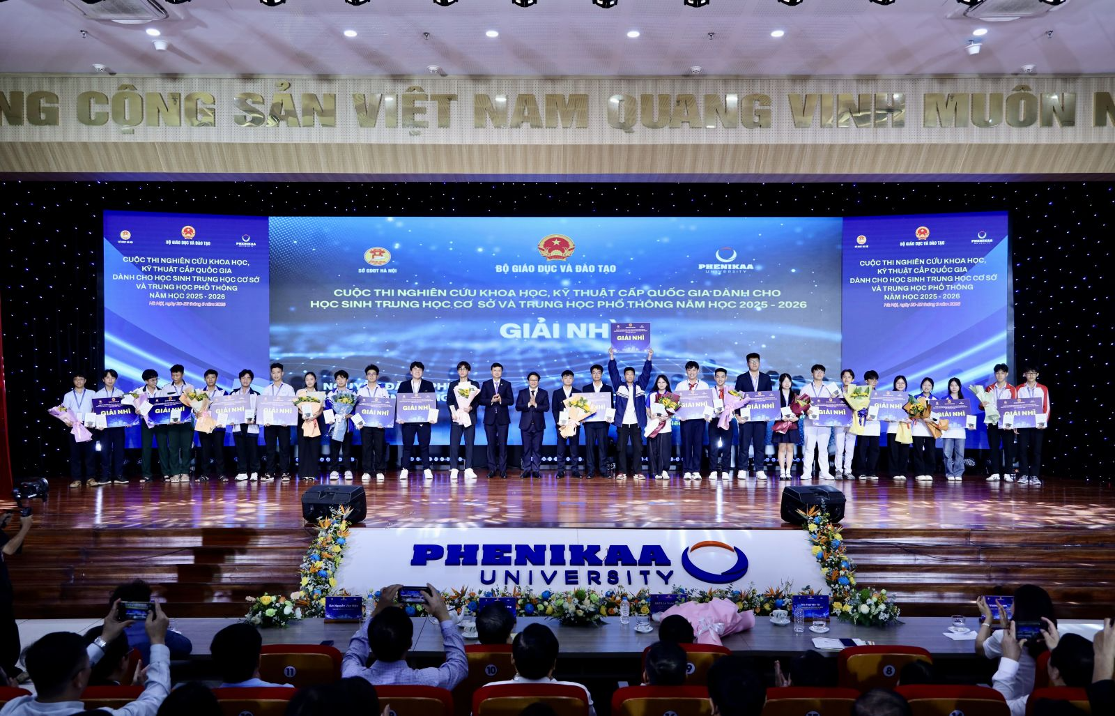 Ban Tổ chức trao giải Nh&igrave; cho c&aacute;c đội dự thi đoạt giải.