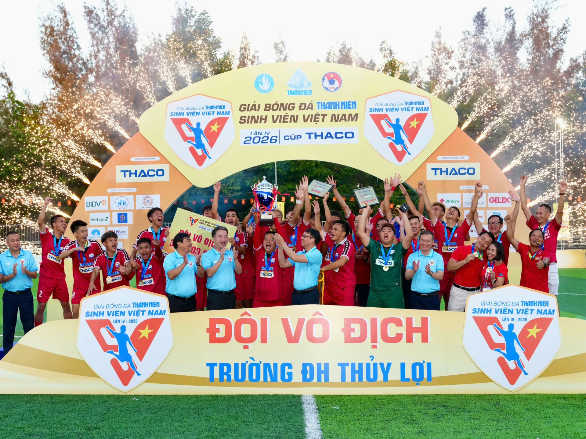 Đội trường ĐH Thủy lợi gi&agrave;nh ng&ocirc;i v&ocirc; địch.