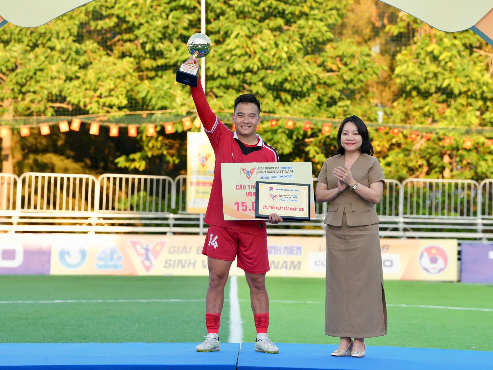 C&acirc;̀u thủ Nguyễn Ho&agrave;ng Danh (trường ĐH Thủy lợi) giành danh hi&ecirc;̣u xuất sắc nhất giải.