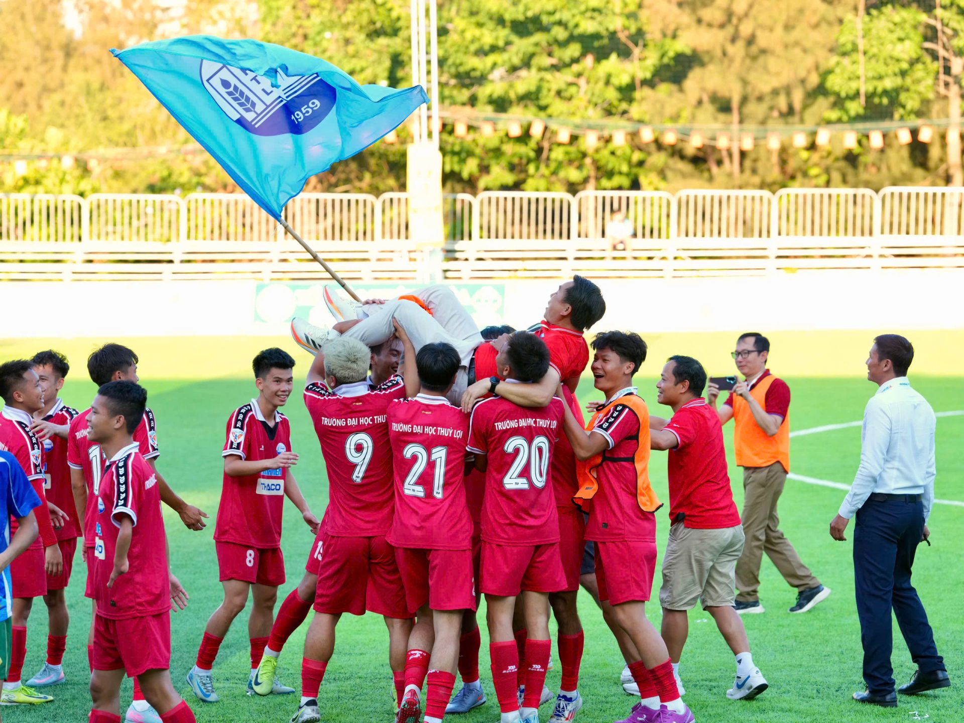 Niềm vui của thầy tr&ograve;  Đội ĐH Thủy Lợi sau chiến thắng.