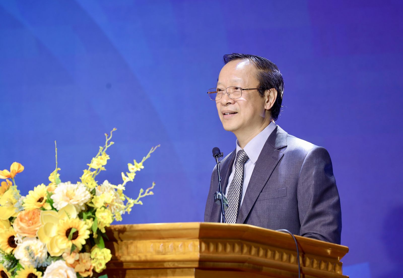 Thứ trưởng Thường trực Bộ GD&ĐT Phạm Ngọc Thưởng bi&ecirc;̉u dương thành tích của các đ&ocirc;̣i thi.